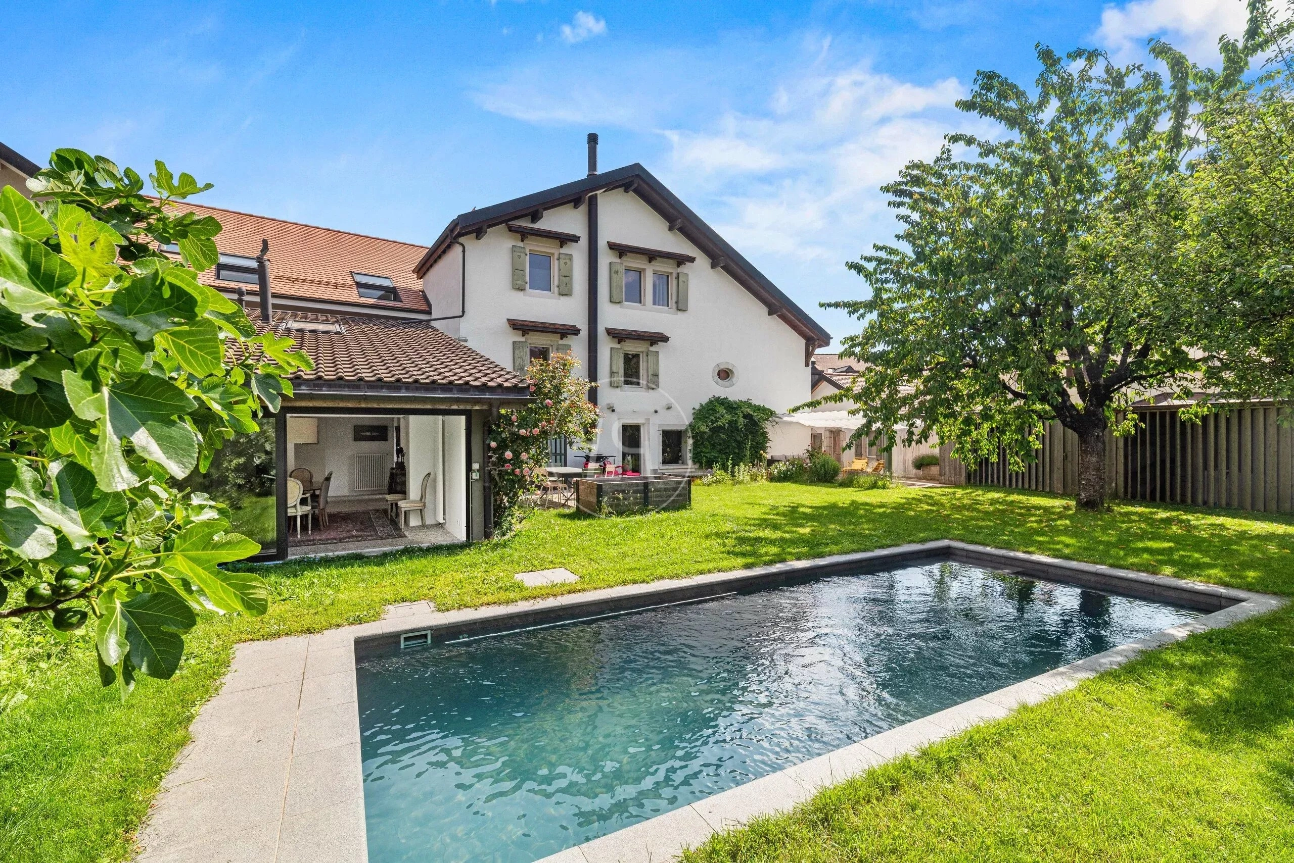 Garten mit Pool und Einfamilienhaus