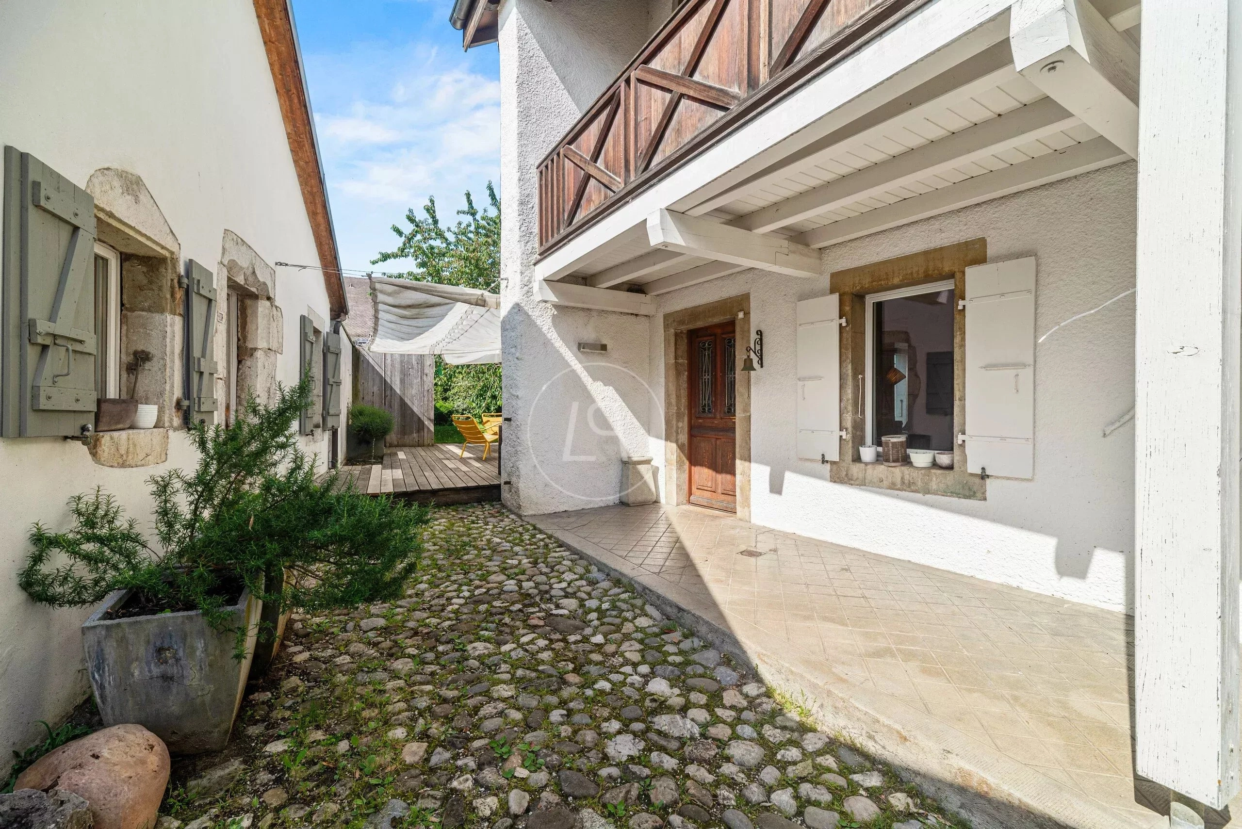 Heller Innenhof mit historischem Charme