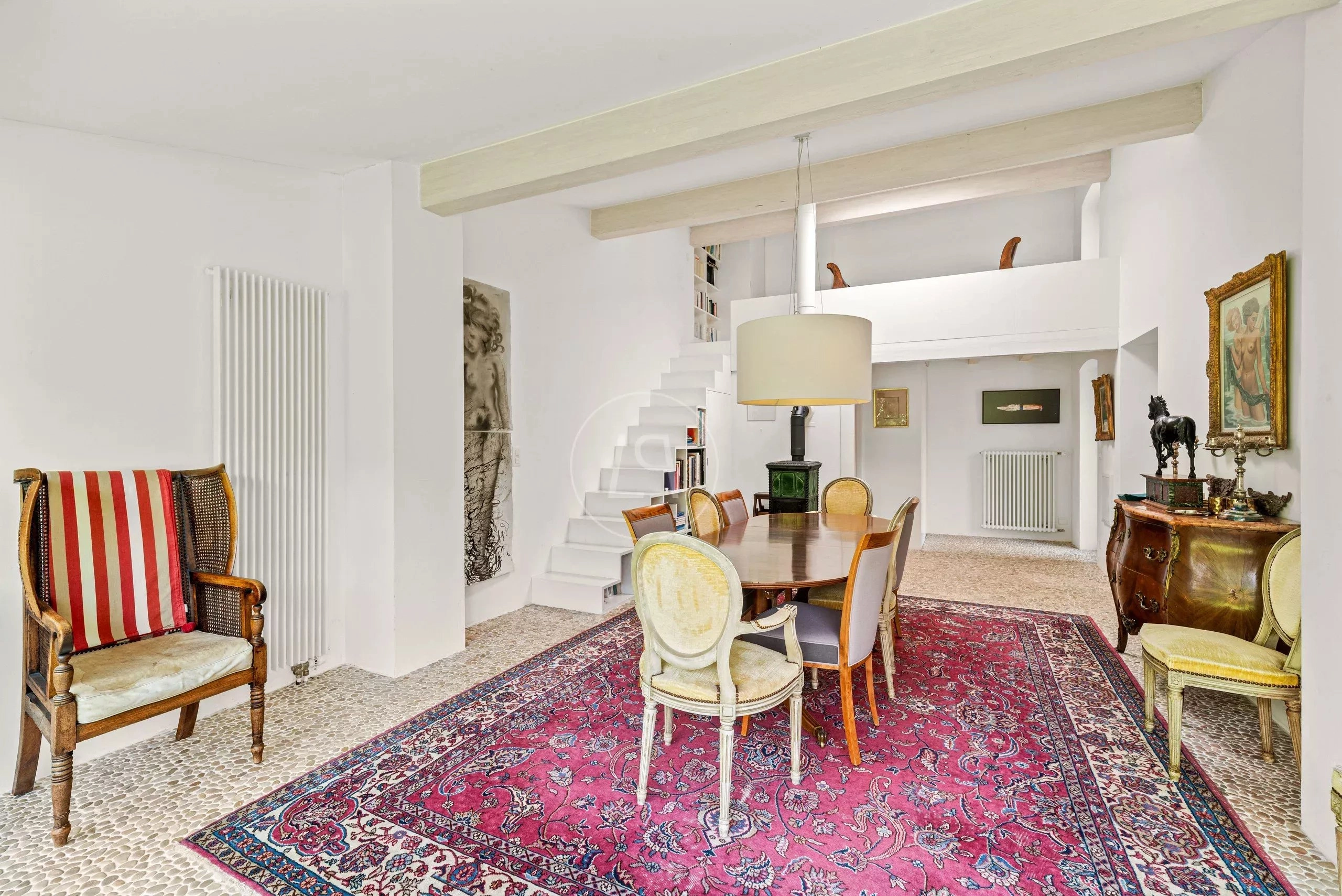 Eleganter Essbereich mit Galerie und Kamin