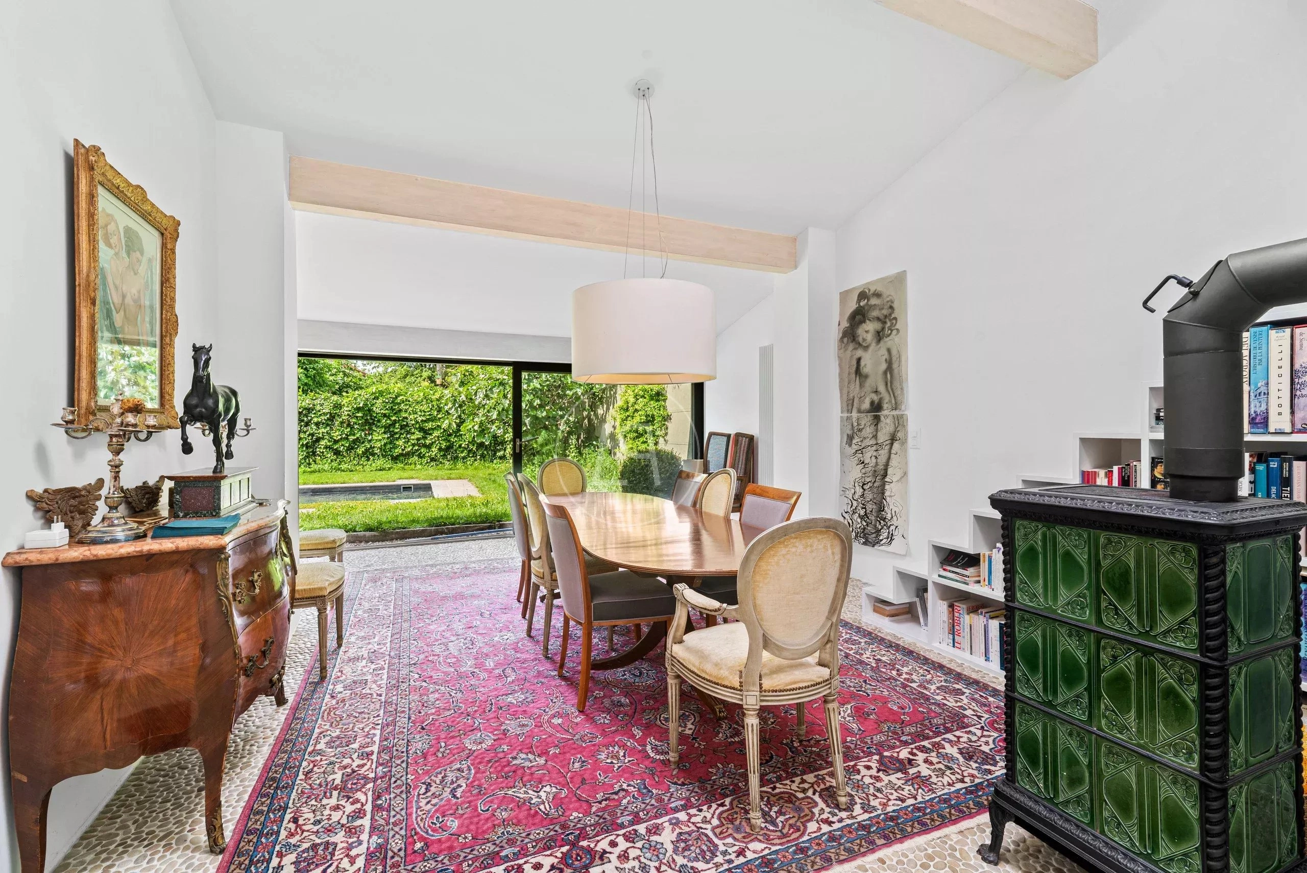 Eßzimmer mit Gartenblick