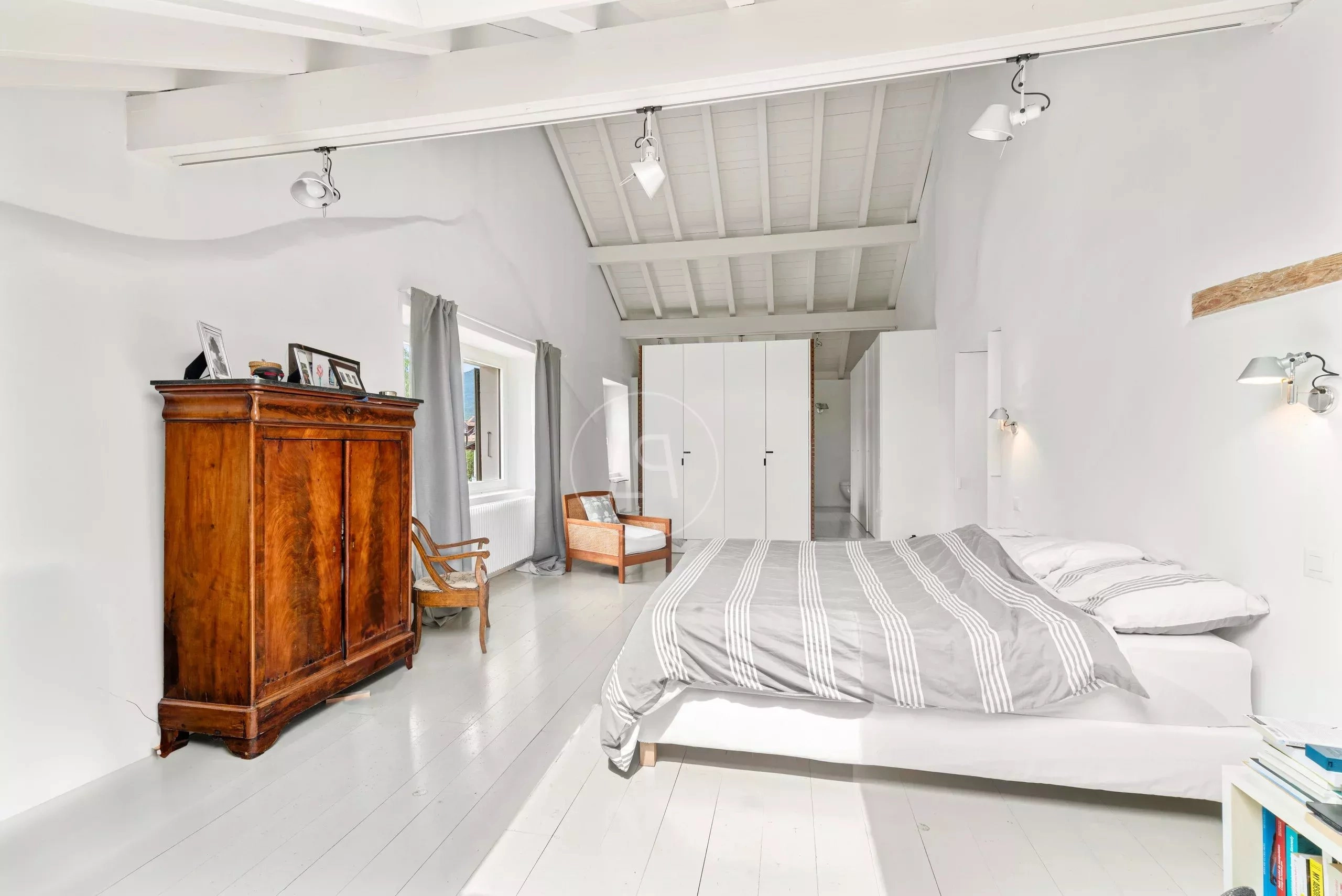 Helles Schlafzimmer mit offener Deckenstruktur