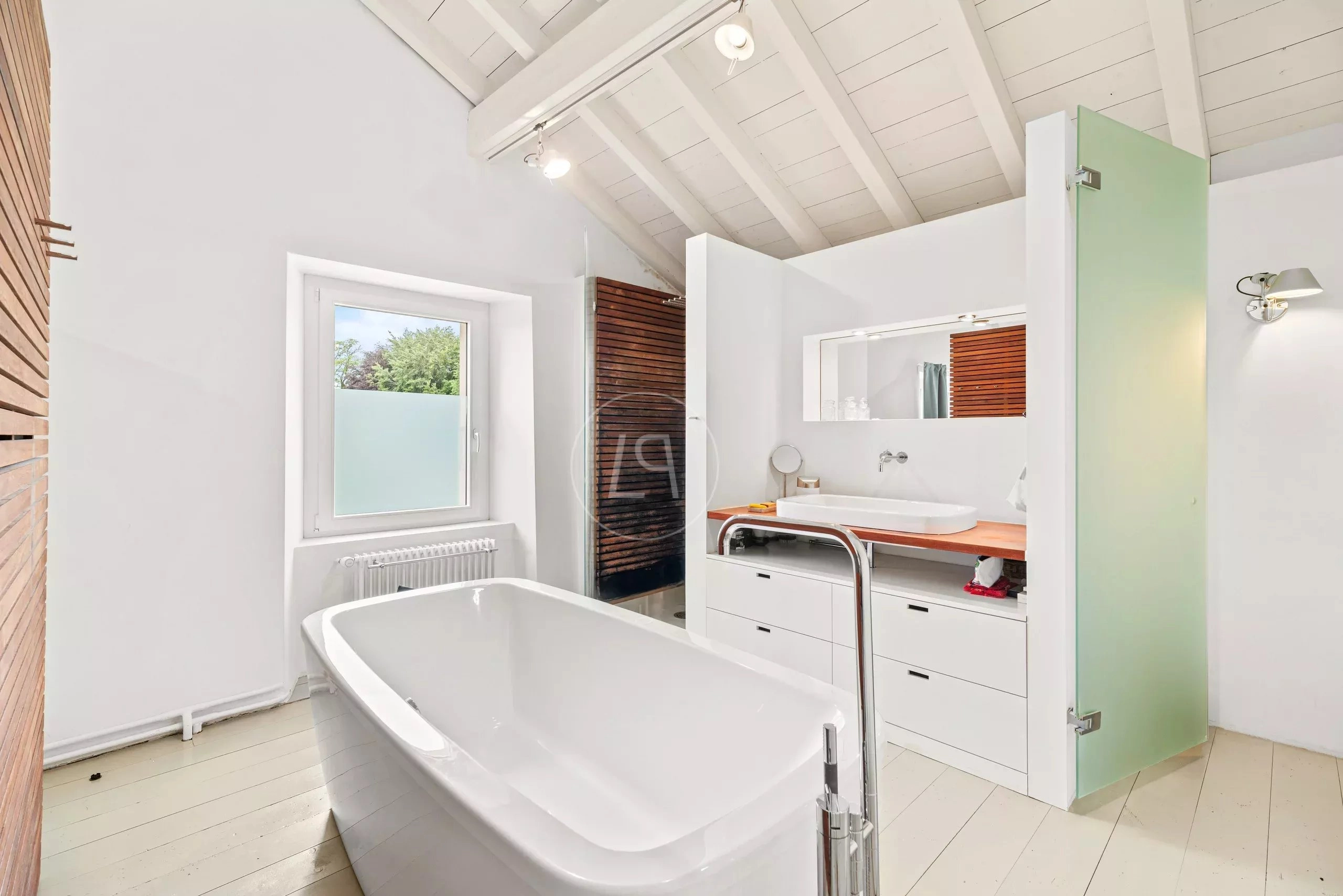 Helles Badezimmer mit freistehender Wanne