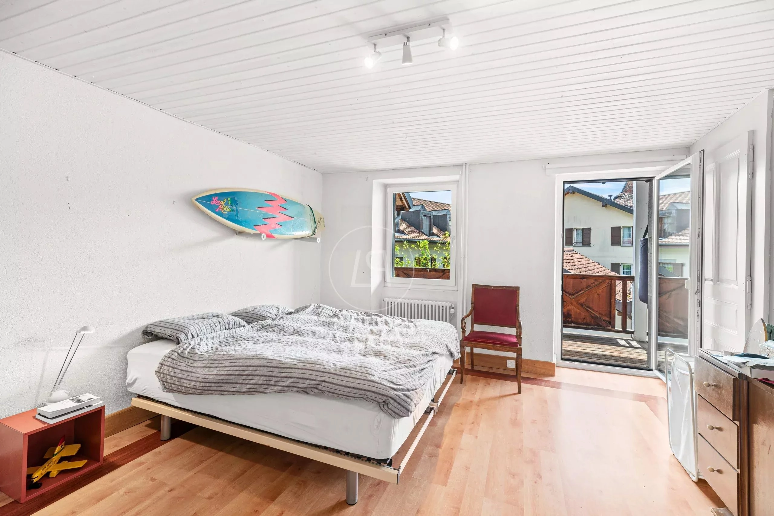 Helles Schlafzimmer mit Balkonzugang