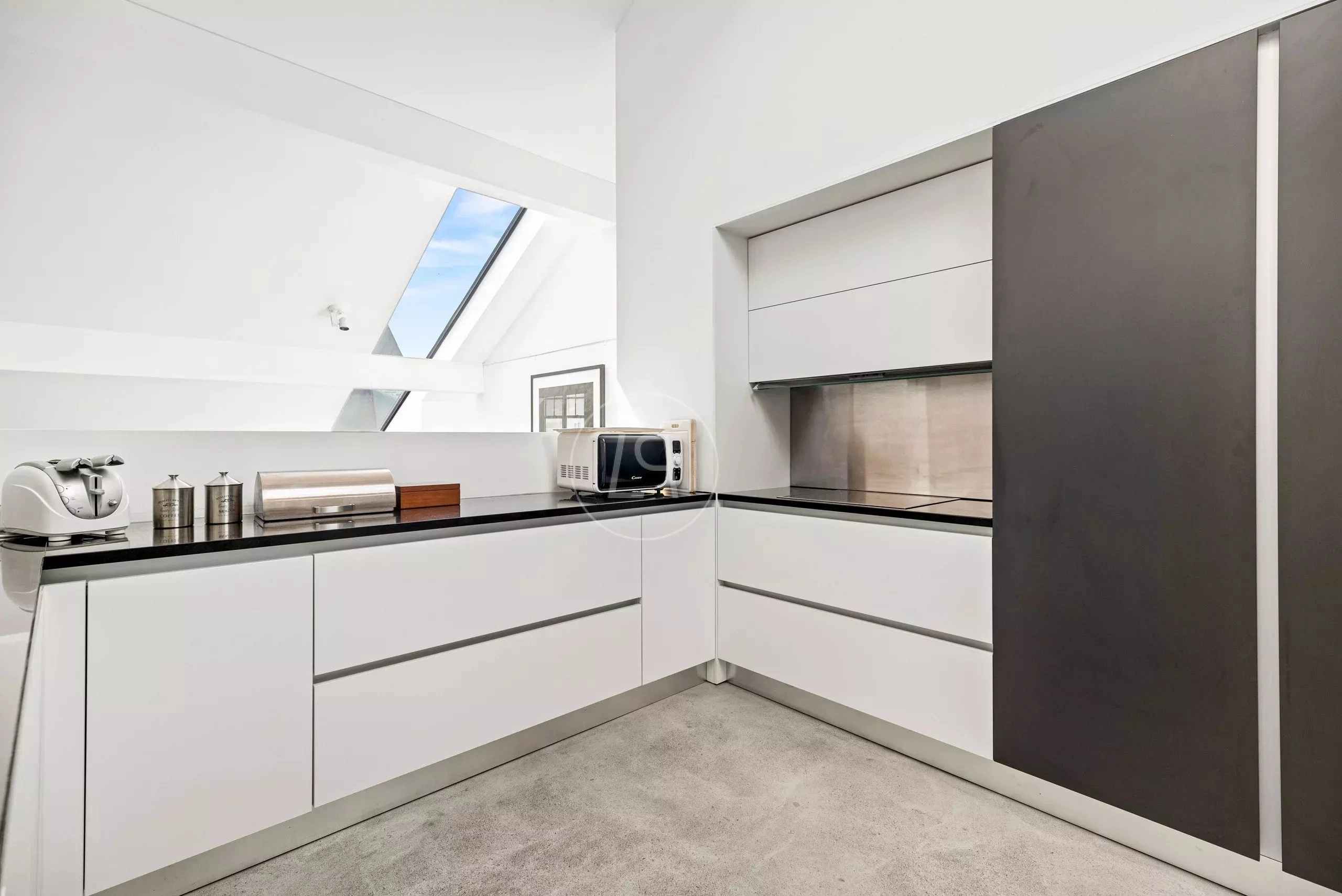 Moderne Küche mit Dachfenstern