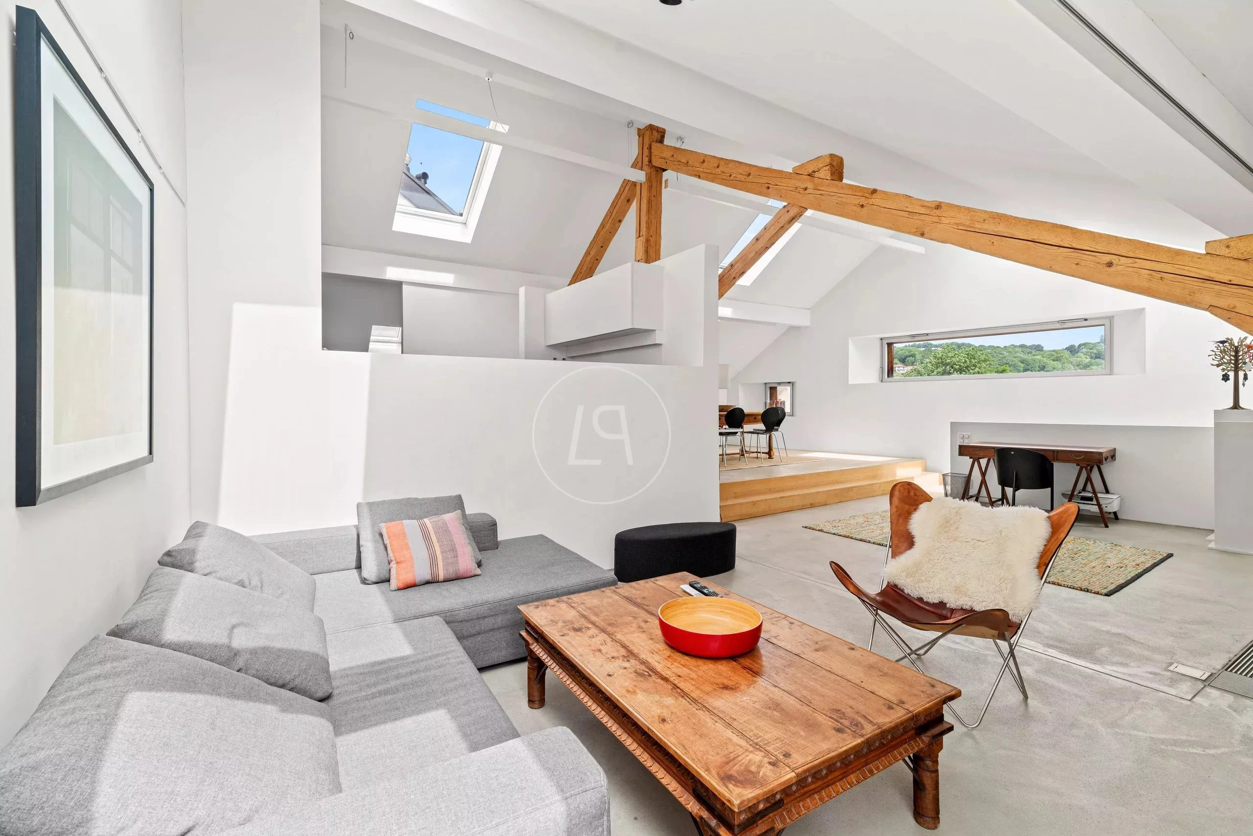 Lichtdurchfluteter Dachgeschoss-Wohnraum mit Galerie