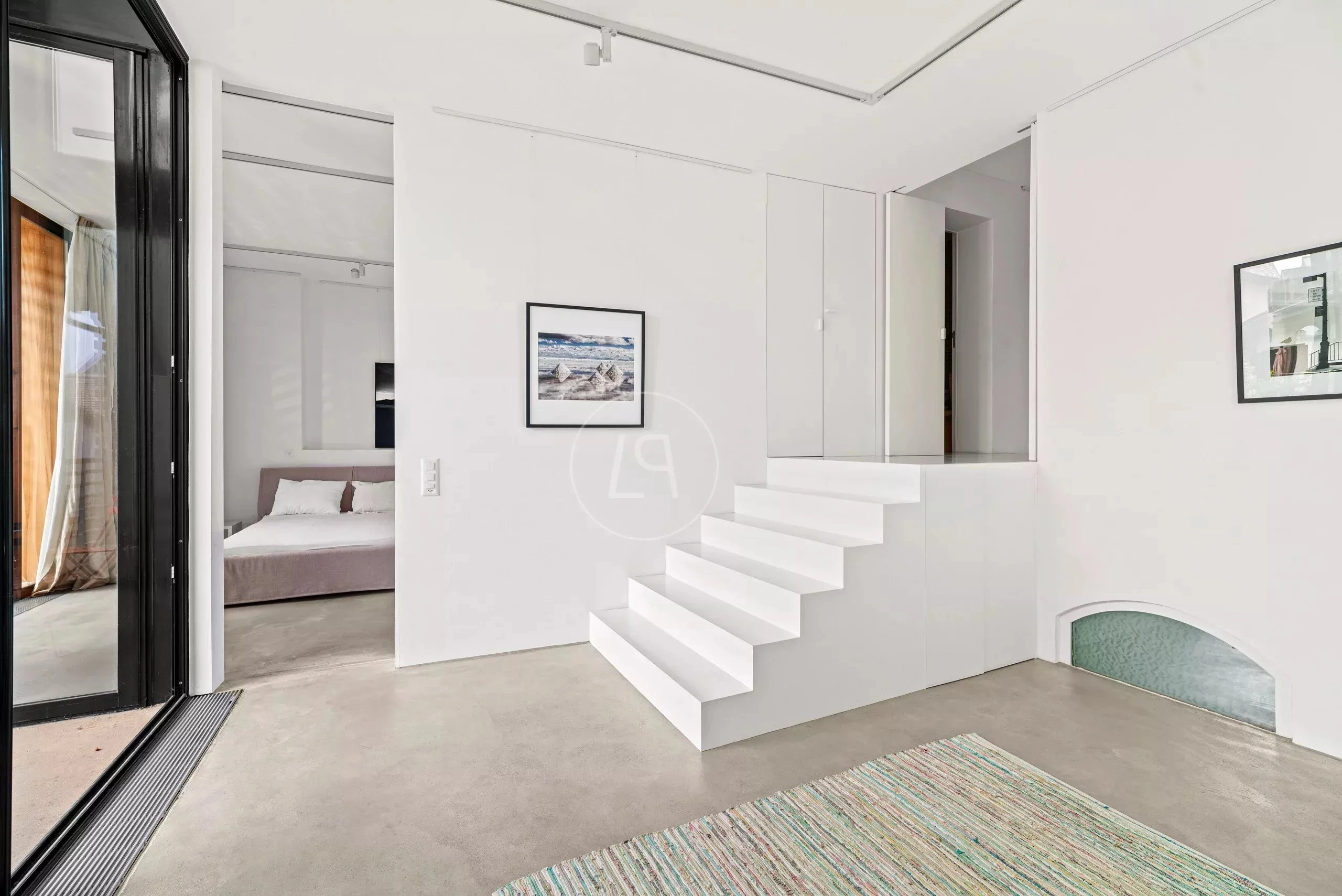 Minimalistisches Zimmer mit Treppe und Galerie