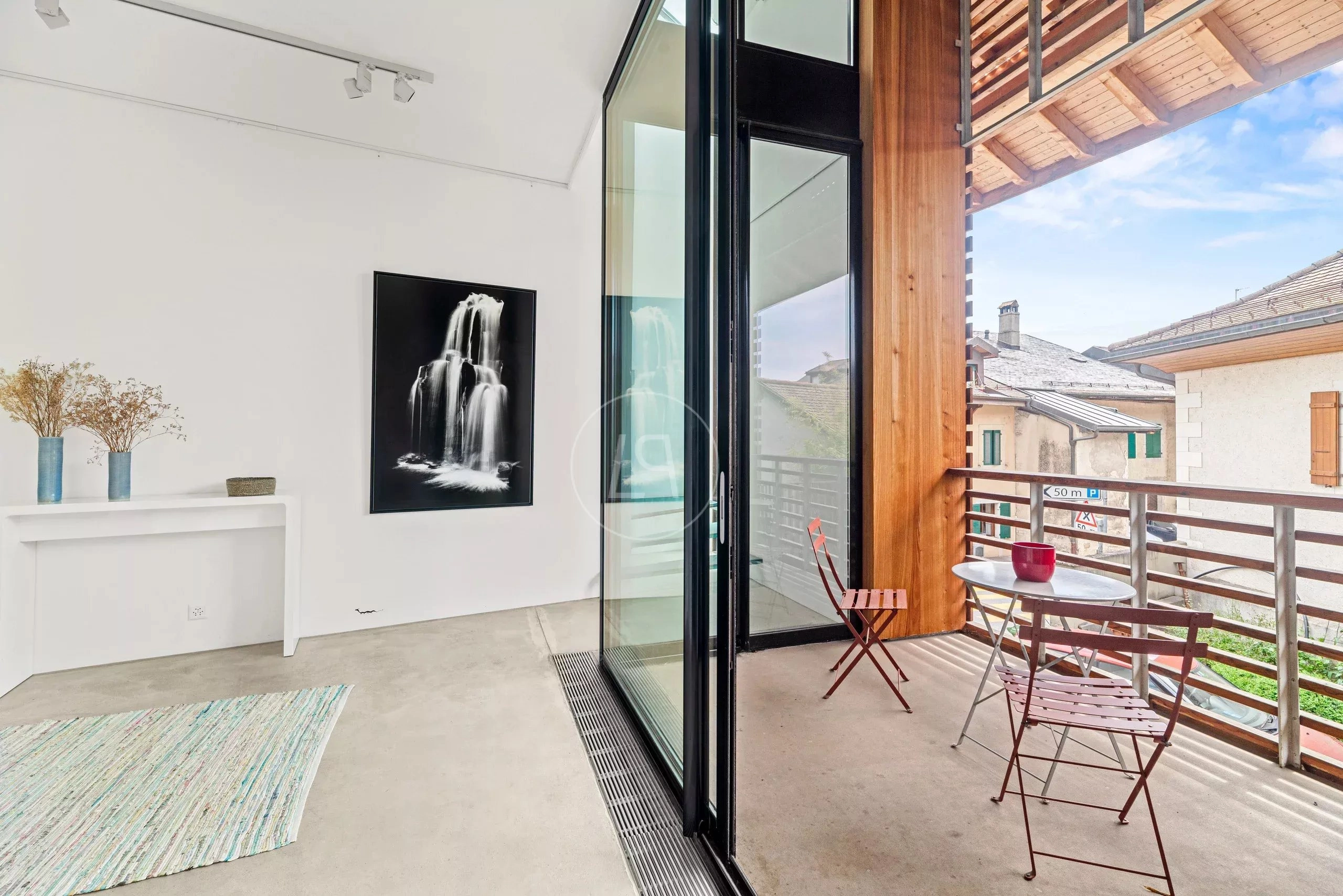 Lichtes Loft mit Balkon