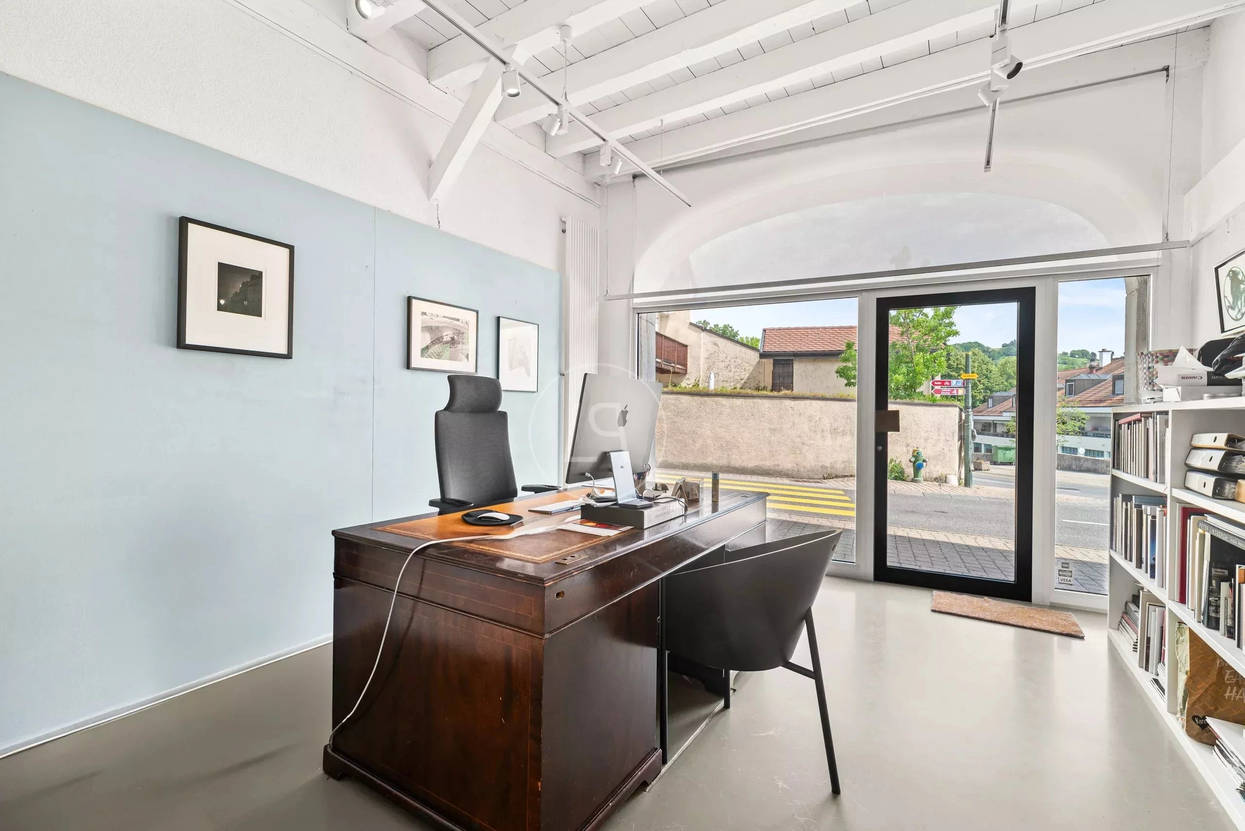 Modernes Büro mit großer Glasfront