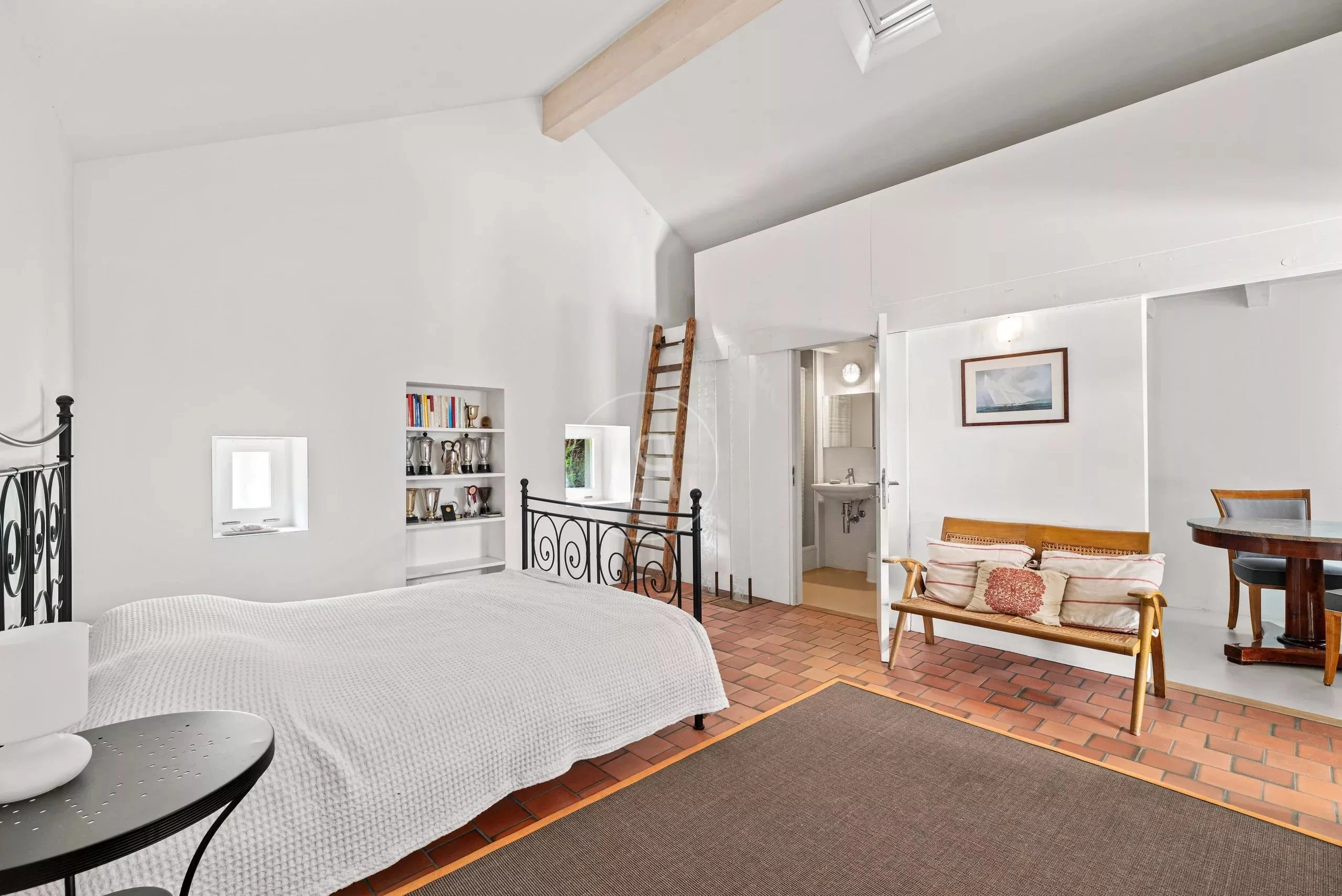 Helles Dachgeschoss-Schlafzimmer mit Loft-Charakter