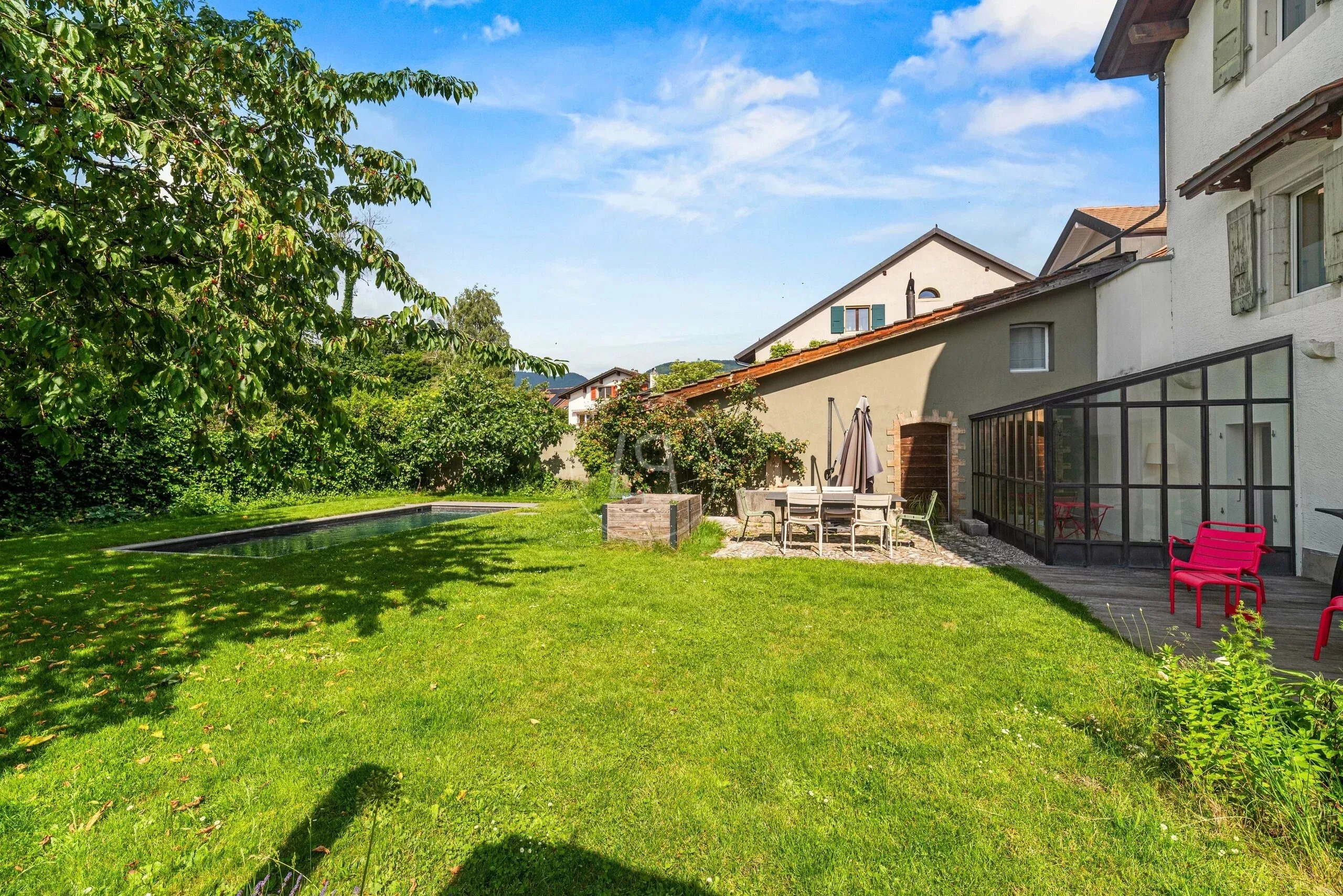 Großer Garten mit Terrasse und Pool am Haus
