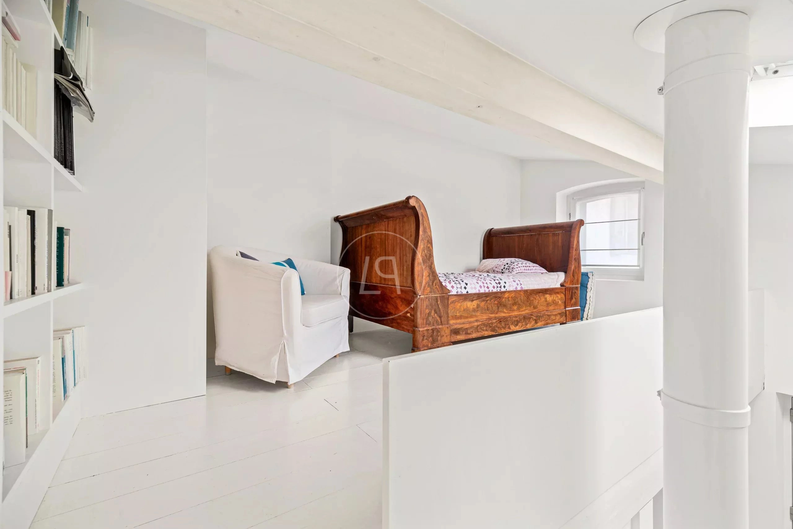 Heller Schlafbereich mit weißem Interior und Holzbett