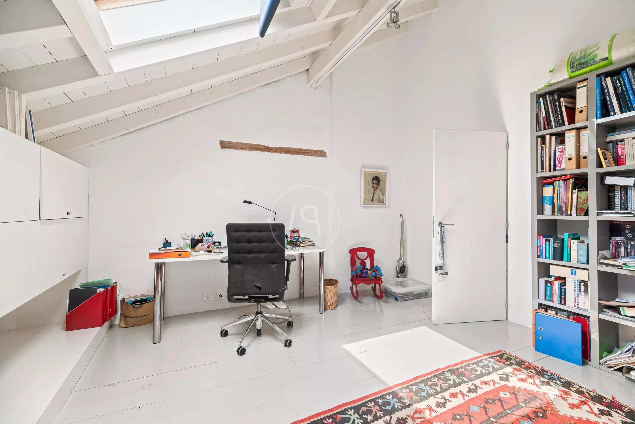 Helles Arbeitszimmer im Dachgeschoss