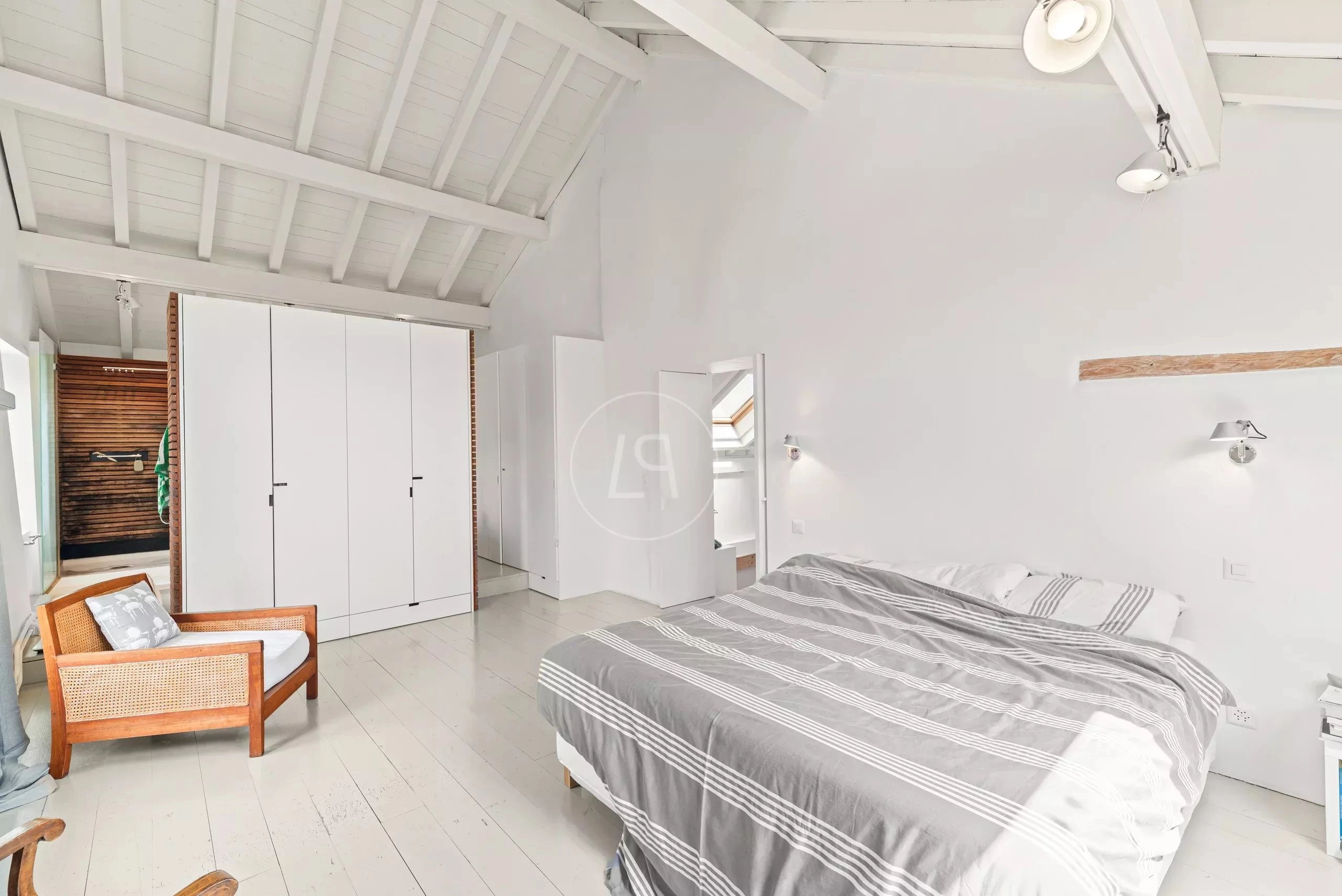 Helles Schlafzimmer mit Gewölbedecke
