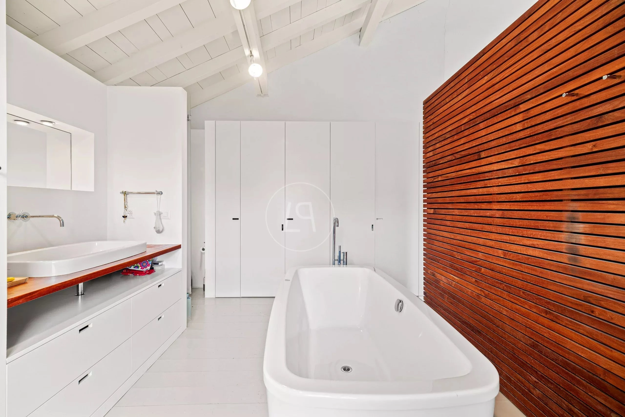 Modernes Badezimmer mit freistehender Badewanne