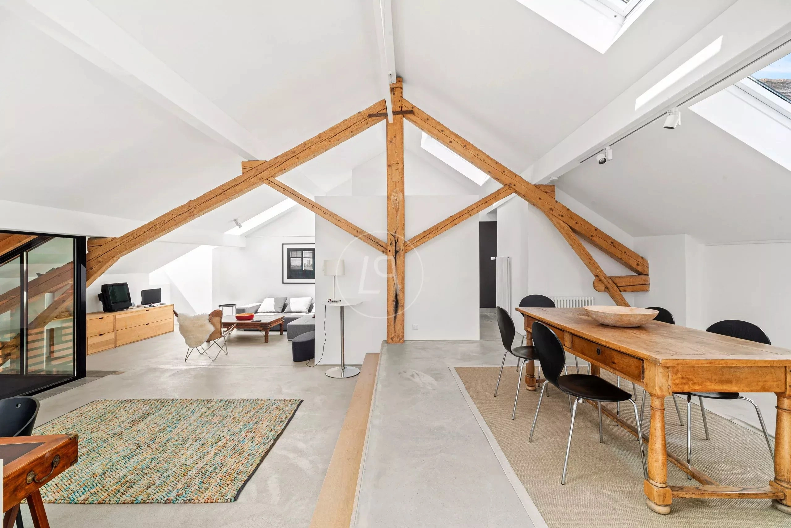 Dachgeschoss-Loft mit Sichtbalken