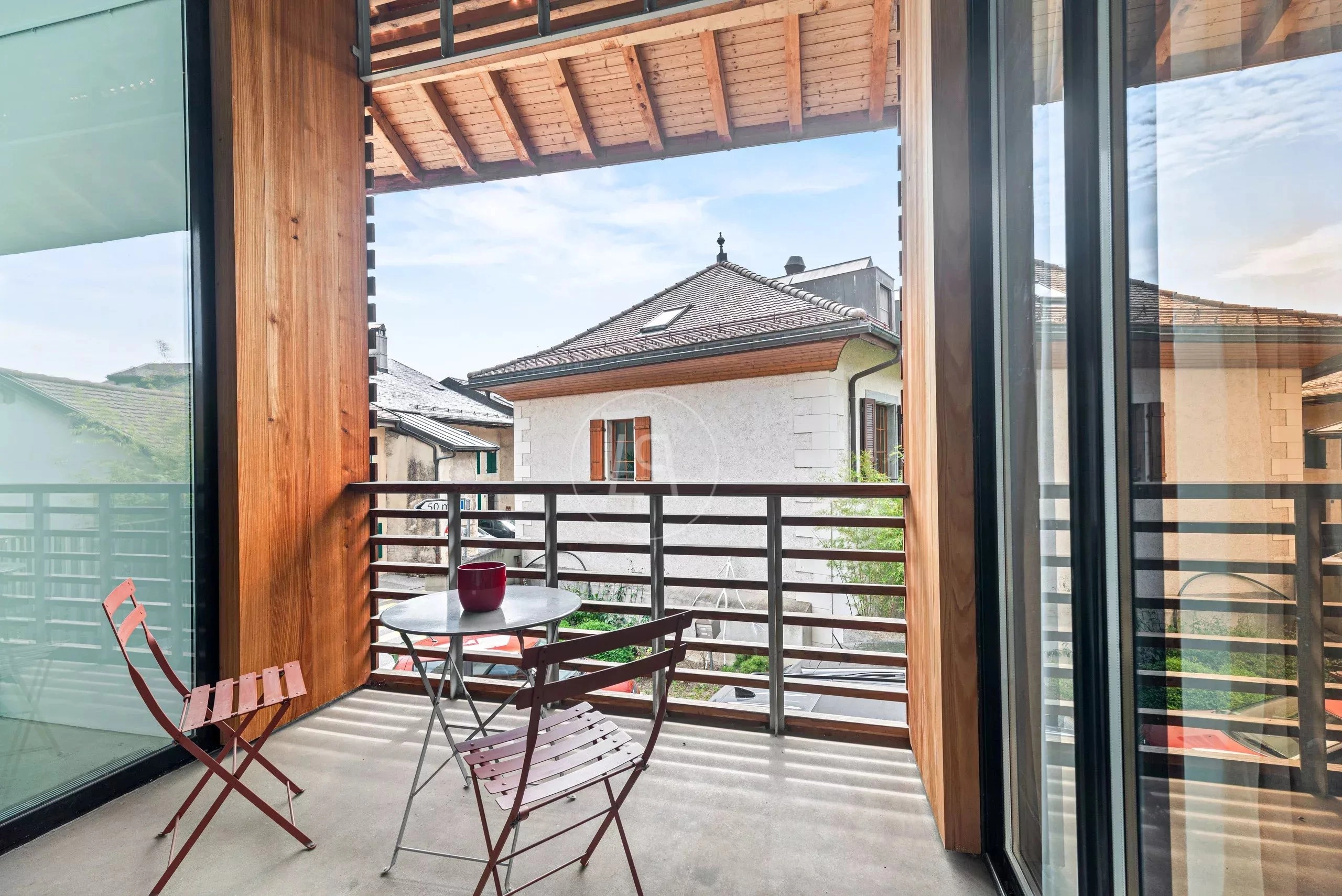 Balkon mit Blick auf Nachbargebäude