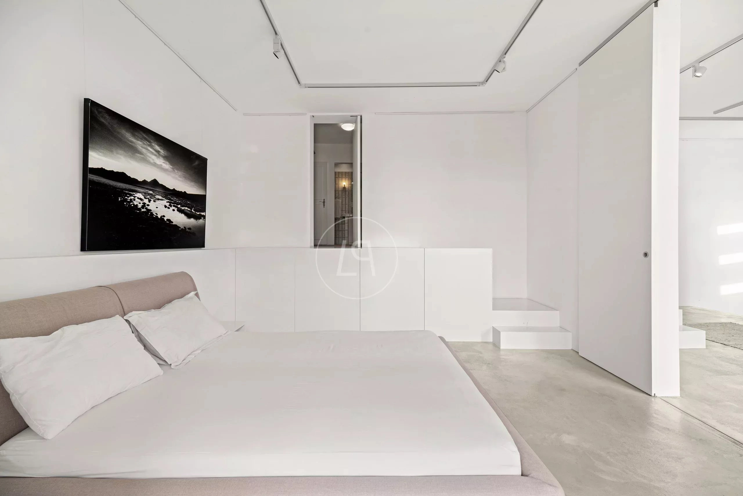 Minimalistisches Schlafzimmer mit Podest