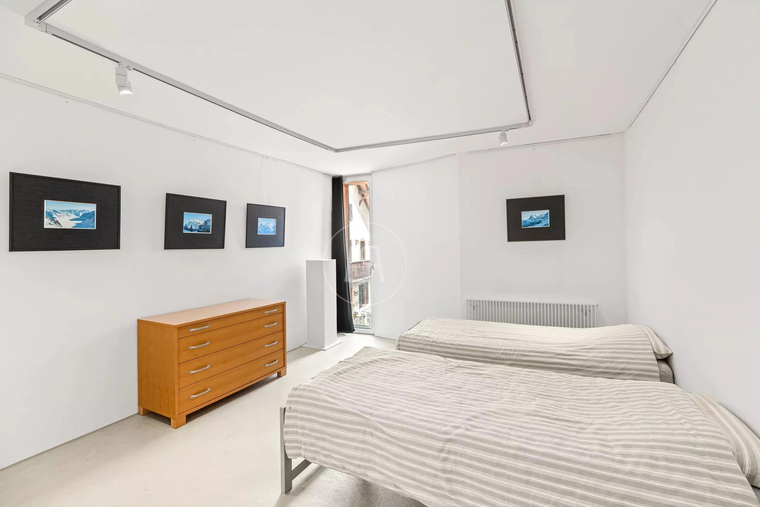 Helles minimalistisches Schlafzimmer