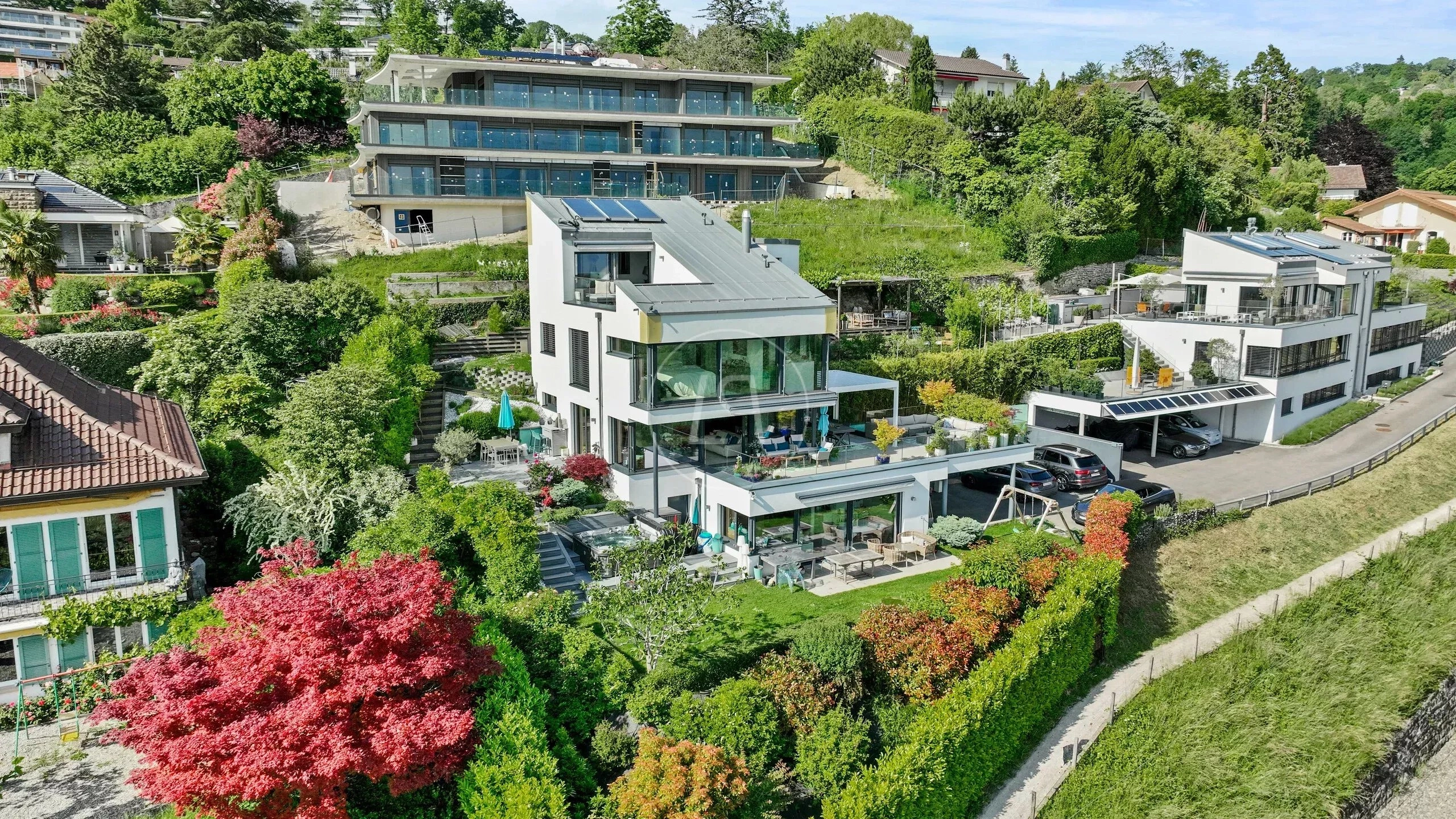 Moderne Villenanlage mit Garten