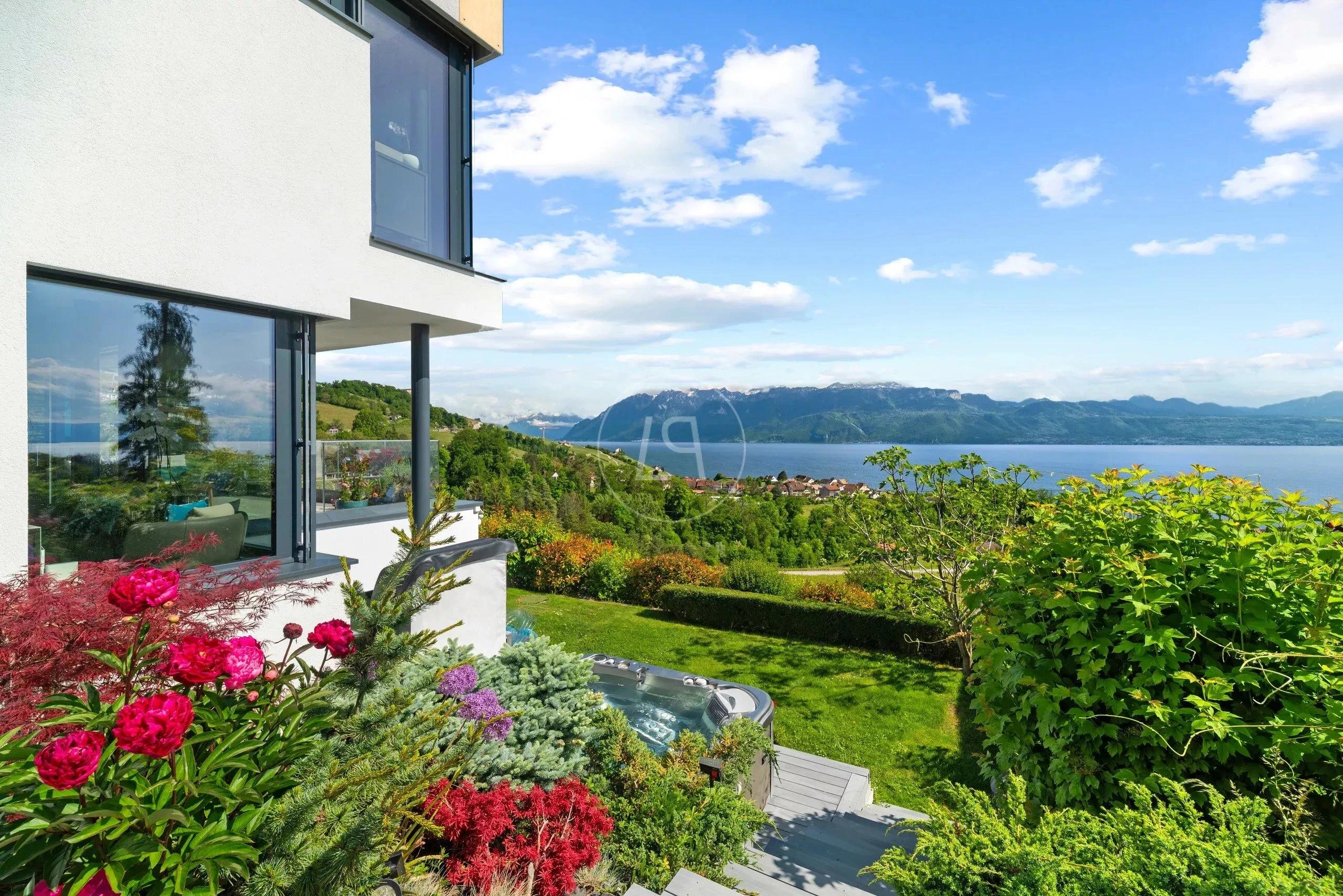 Haus mit Seeblick und Garten