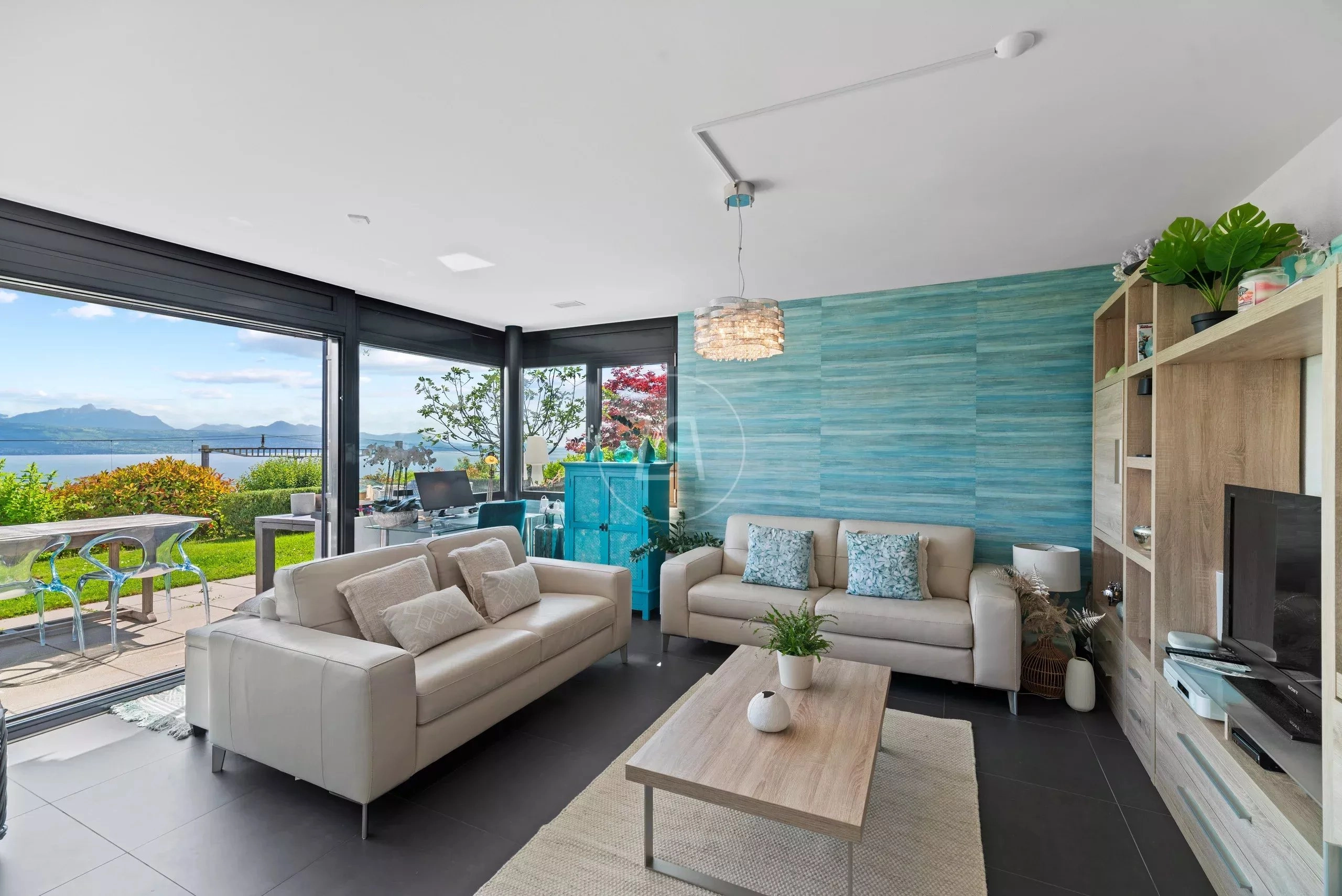 Helles Wohnzimmer mit Seeblick und Terrasse