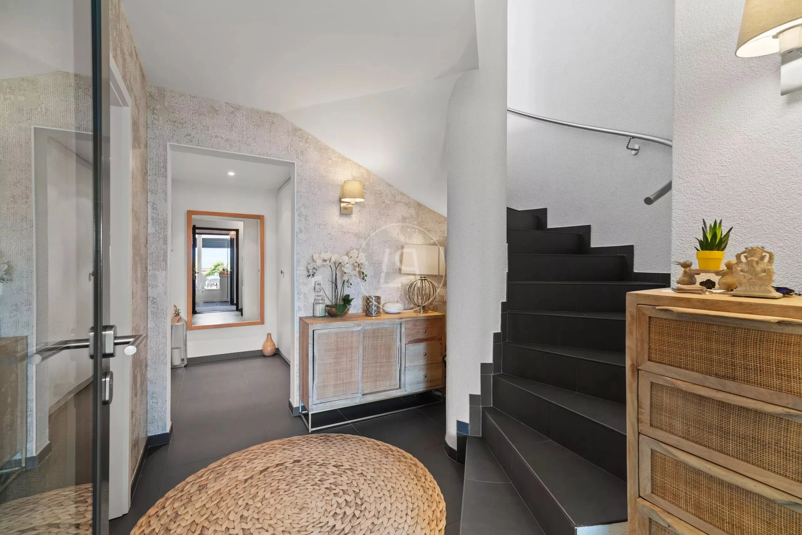 Moderner Eingangsbereich mit Treppe
