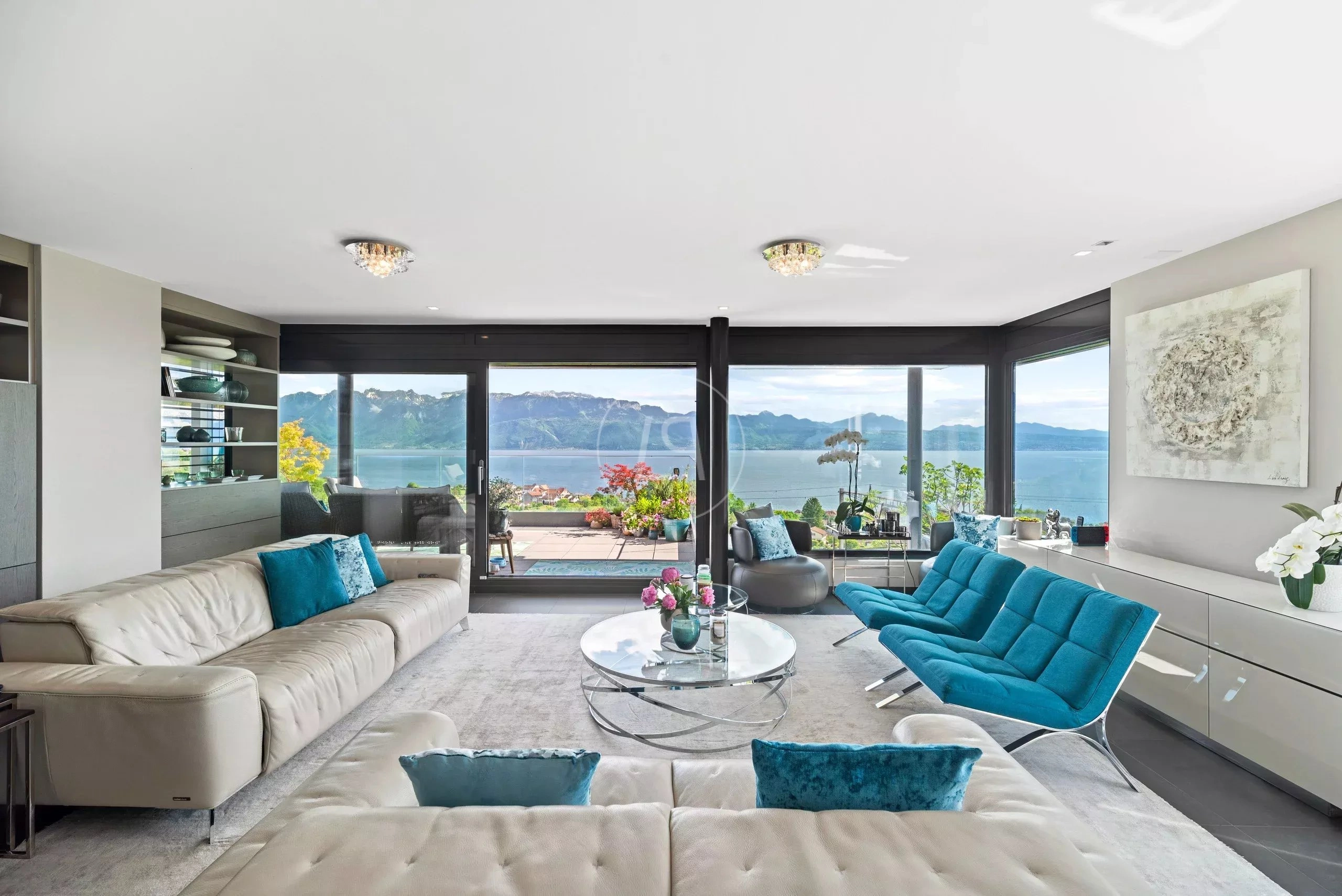 Heller Wohnraum mit Seeblick