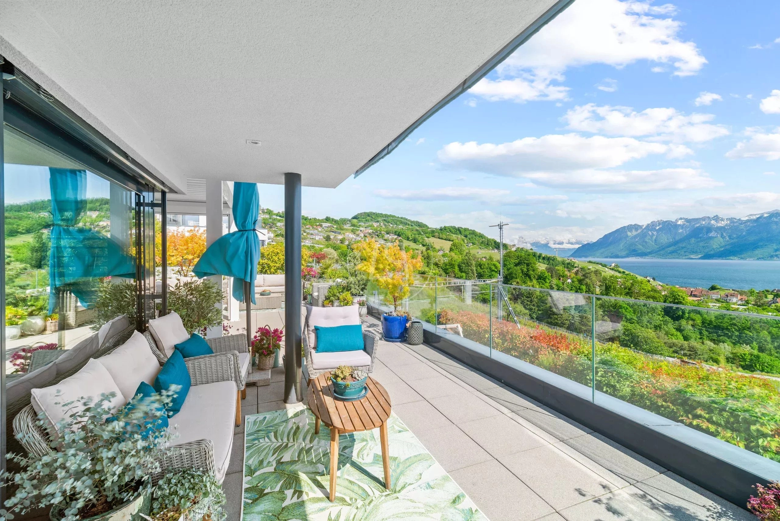 Große überdachte Terrasse mit Panoramablick