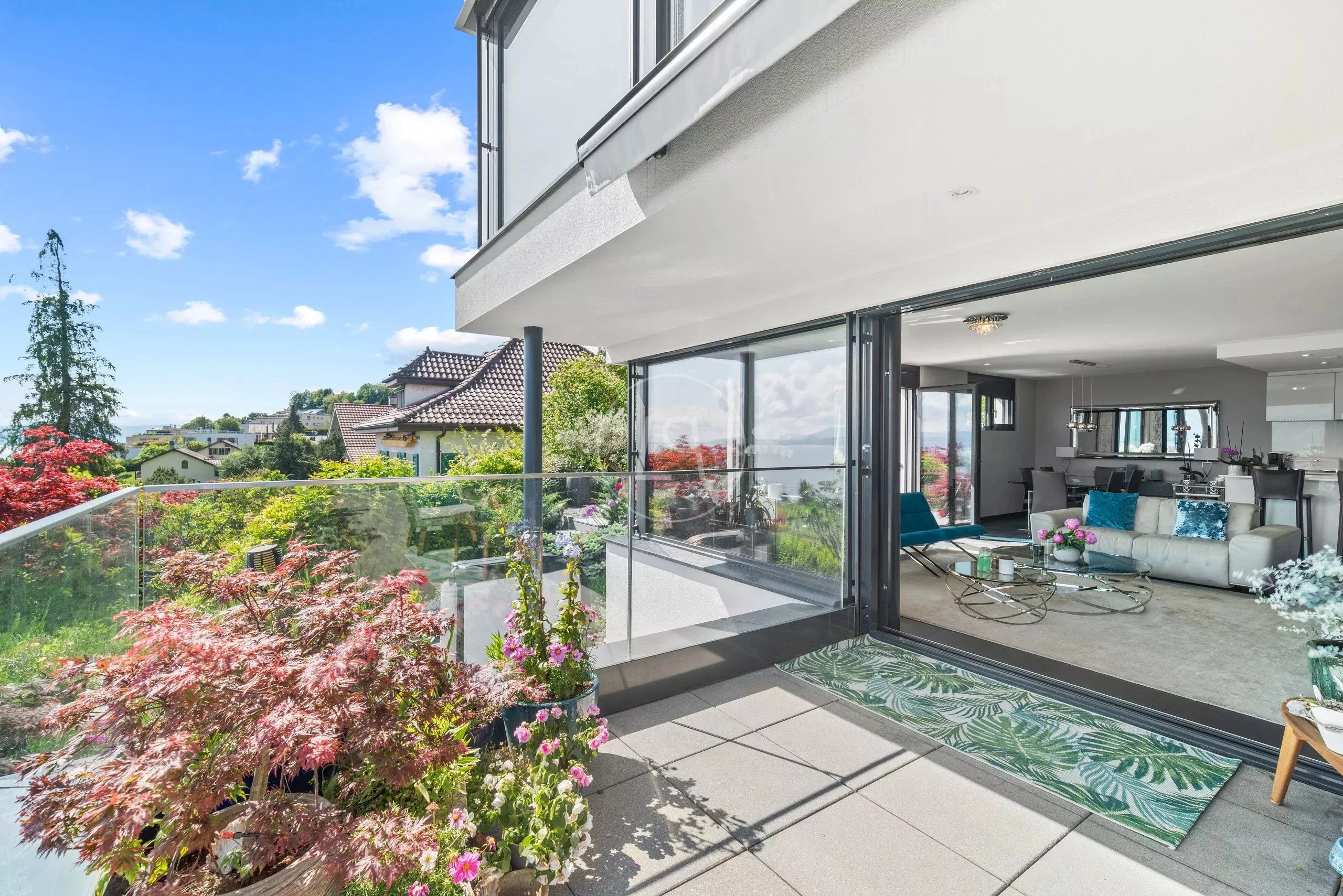 Balkon mit Blick in ein offenes Wohn-Esszimmer