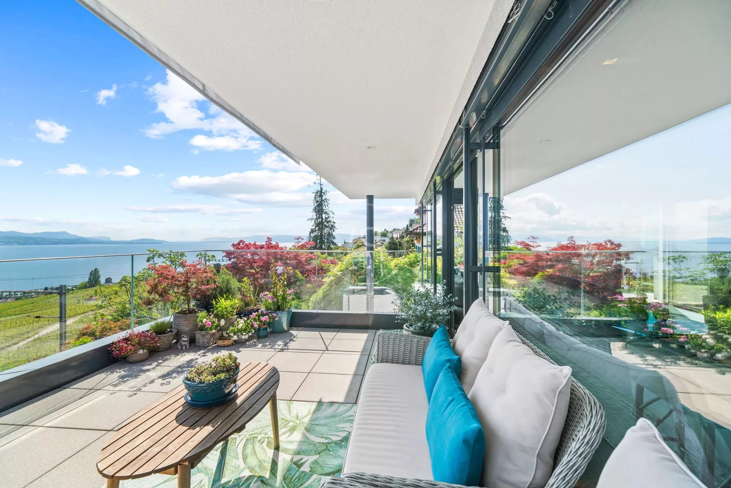 Panoramische Terrasse mit Seeblick