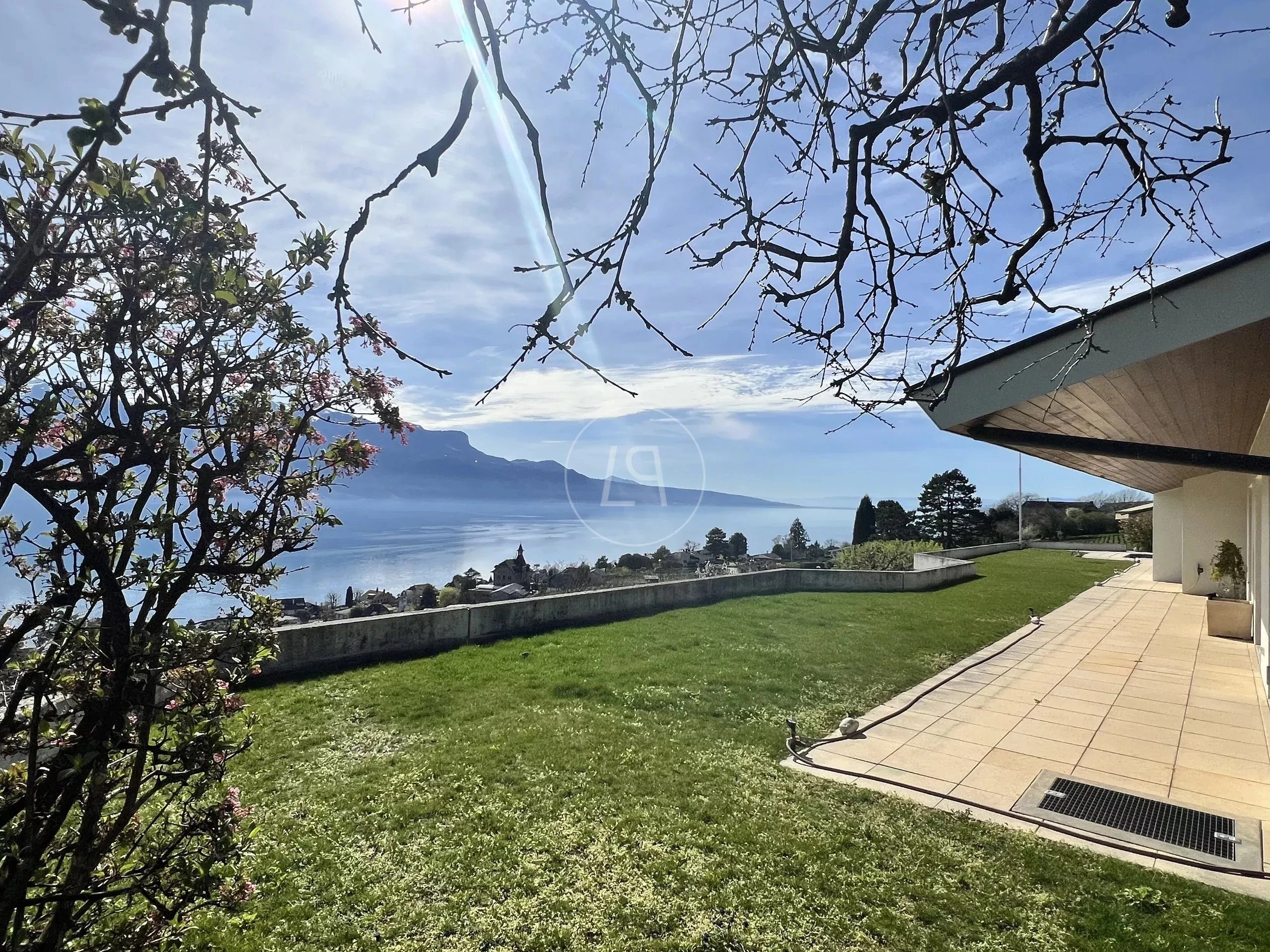 Seeblick mit Garten und Terrasse