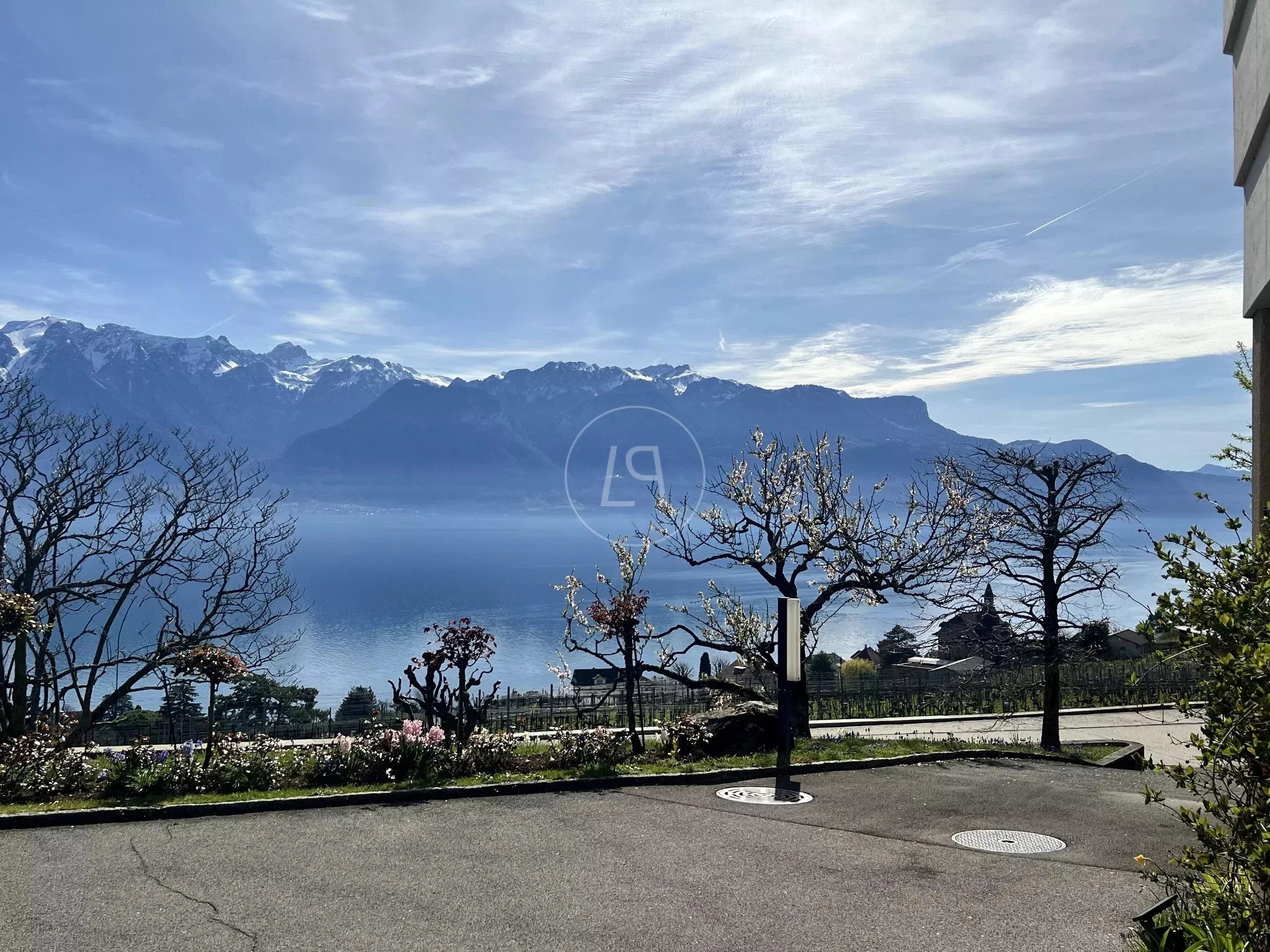 Seeblick mit Bergpanorama