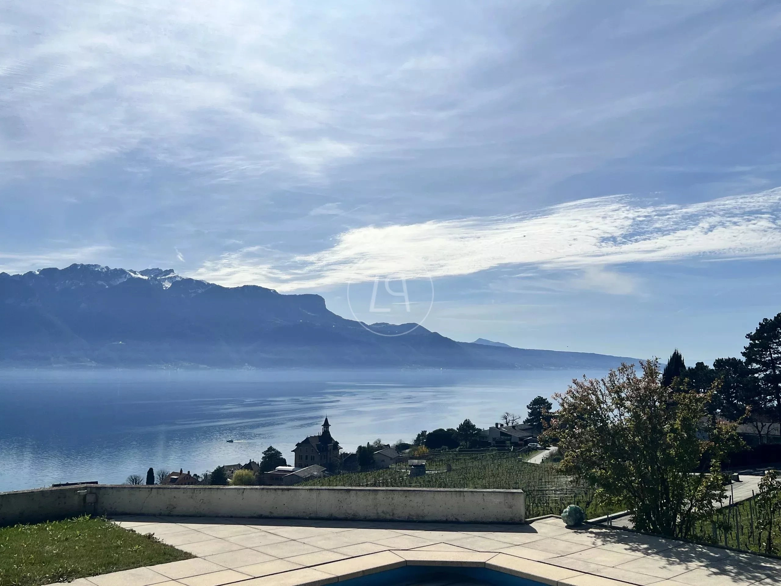 See- und Bergblick von einer Terrasse mit Pool