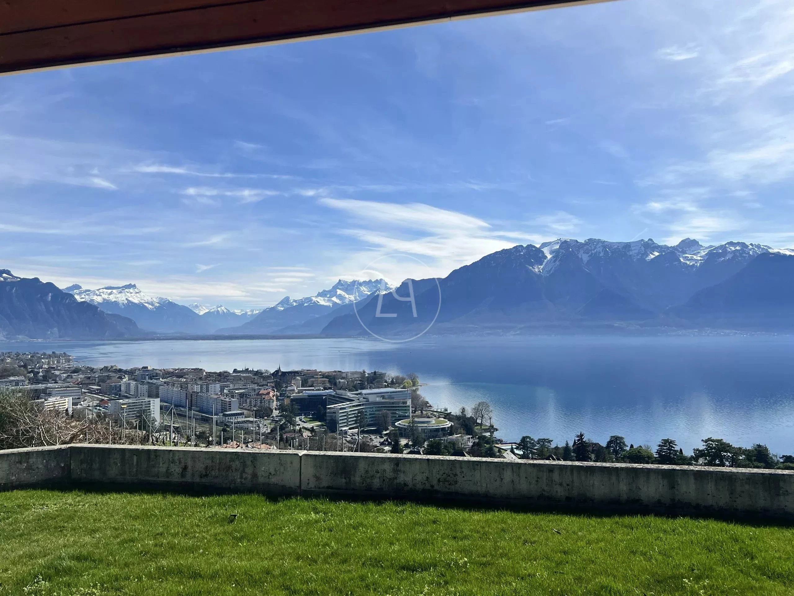 Panoramablick auf See und Berge