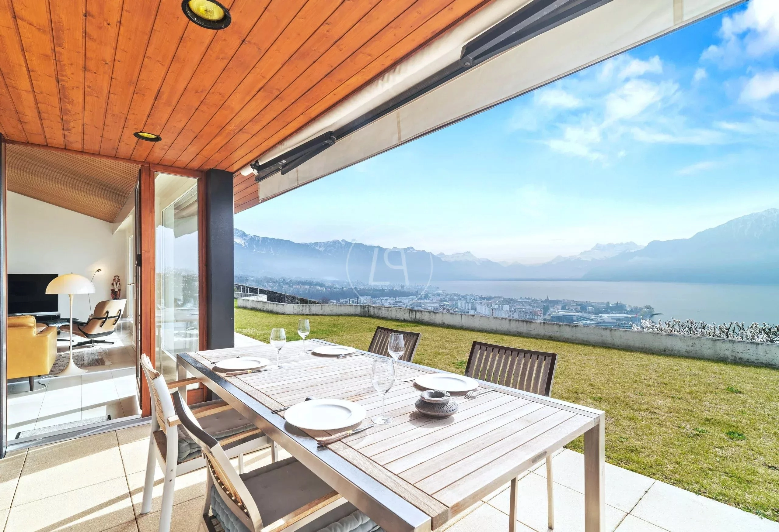 Überdachte Terrasse mit Seeblick