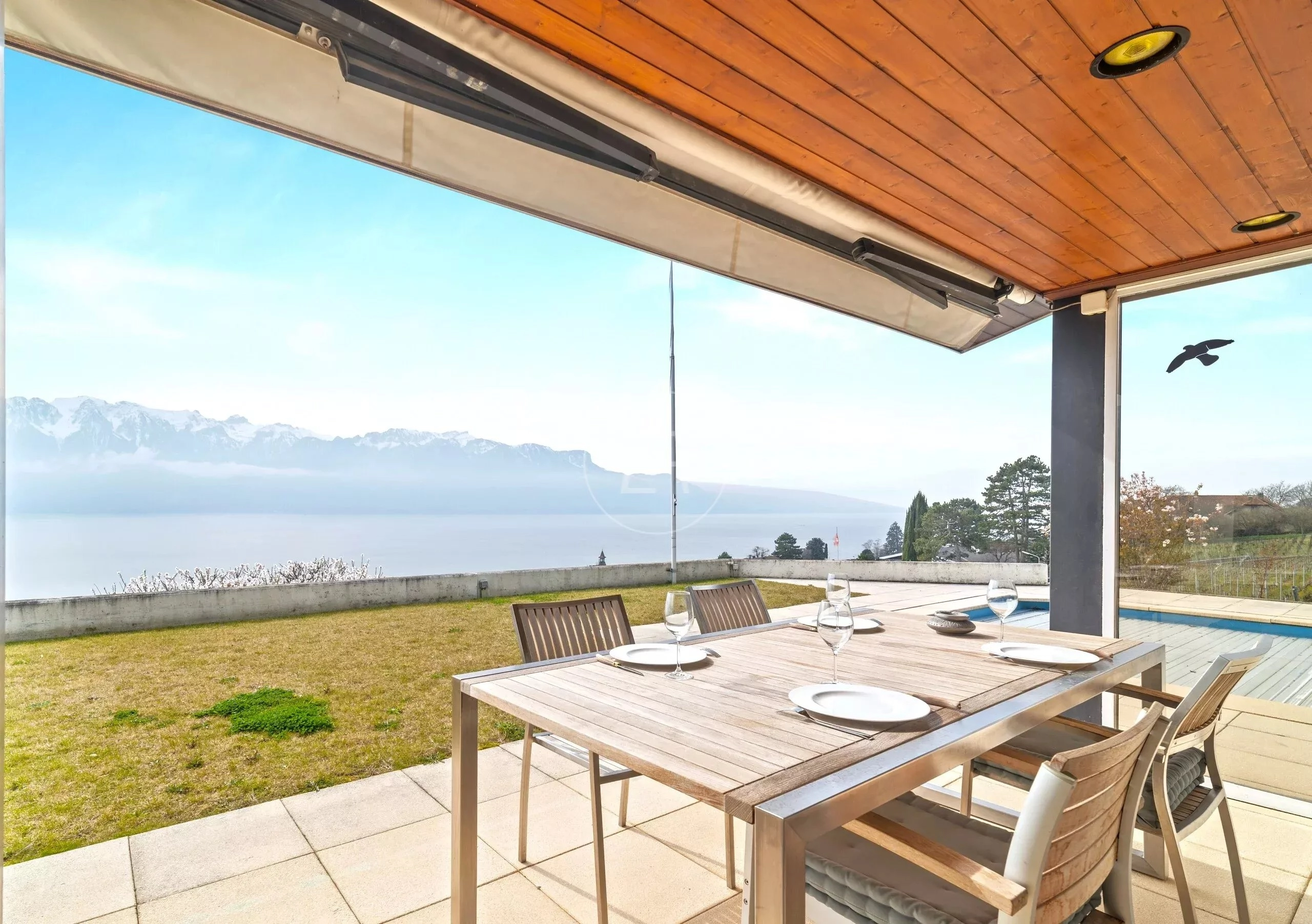 Terrasse mit Seeblick und Bergpanorama