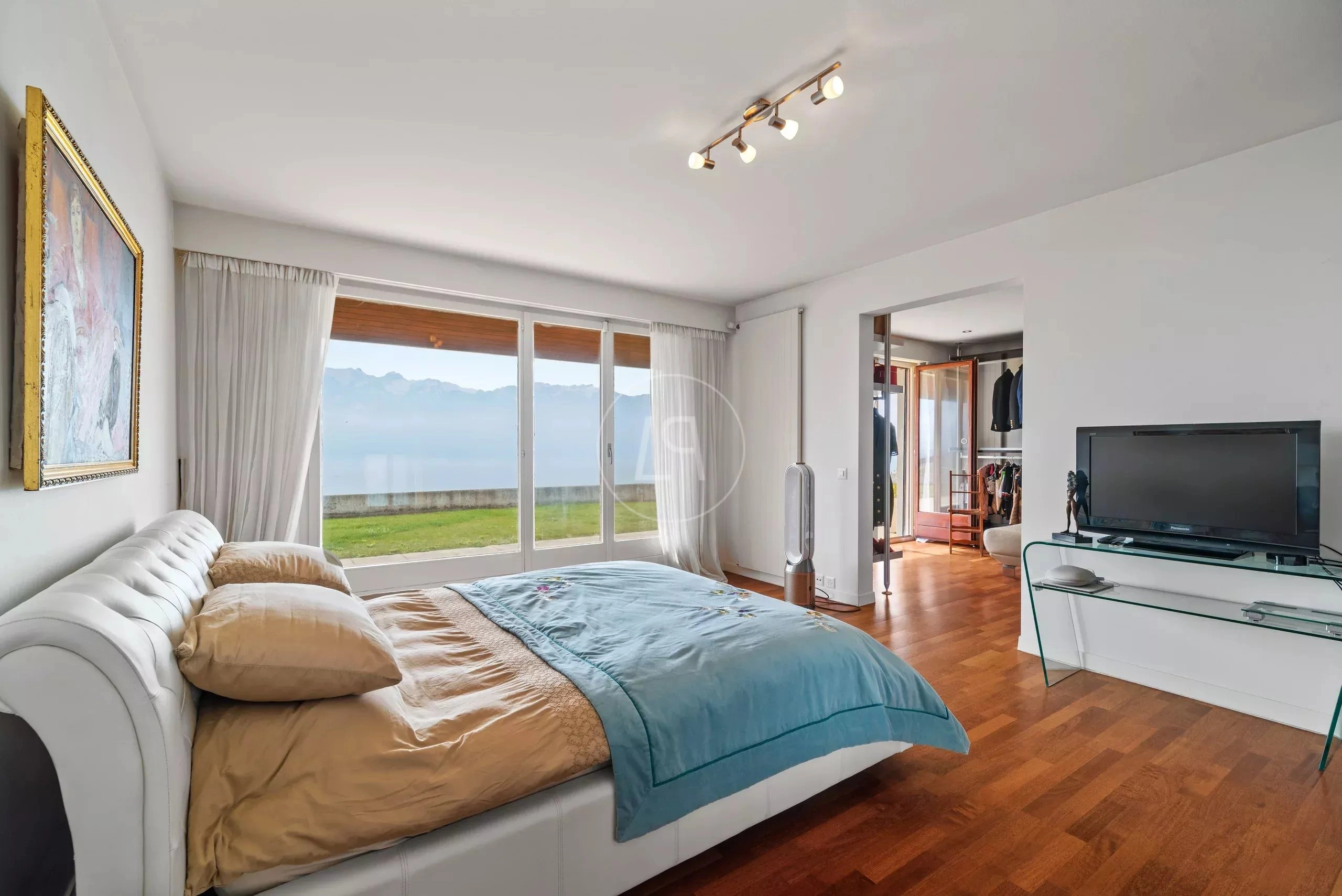 Helles Schlafzimmer mit Ausblick