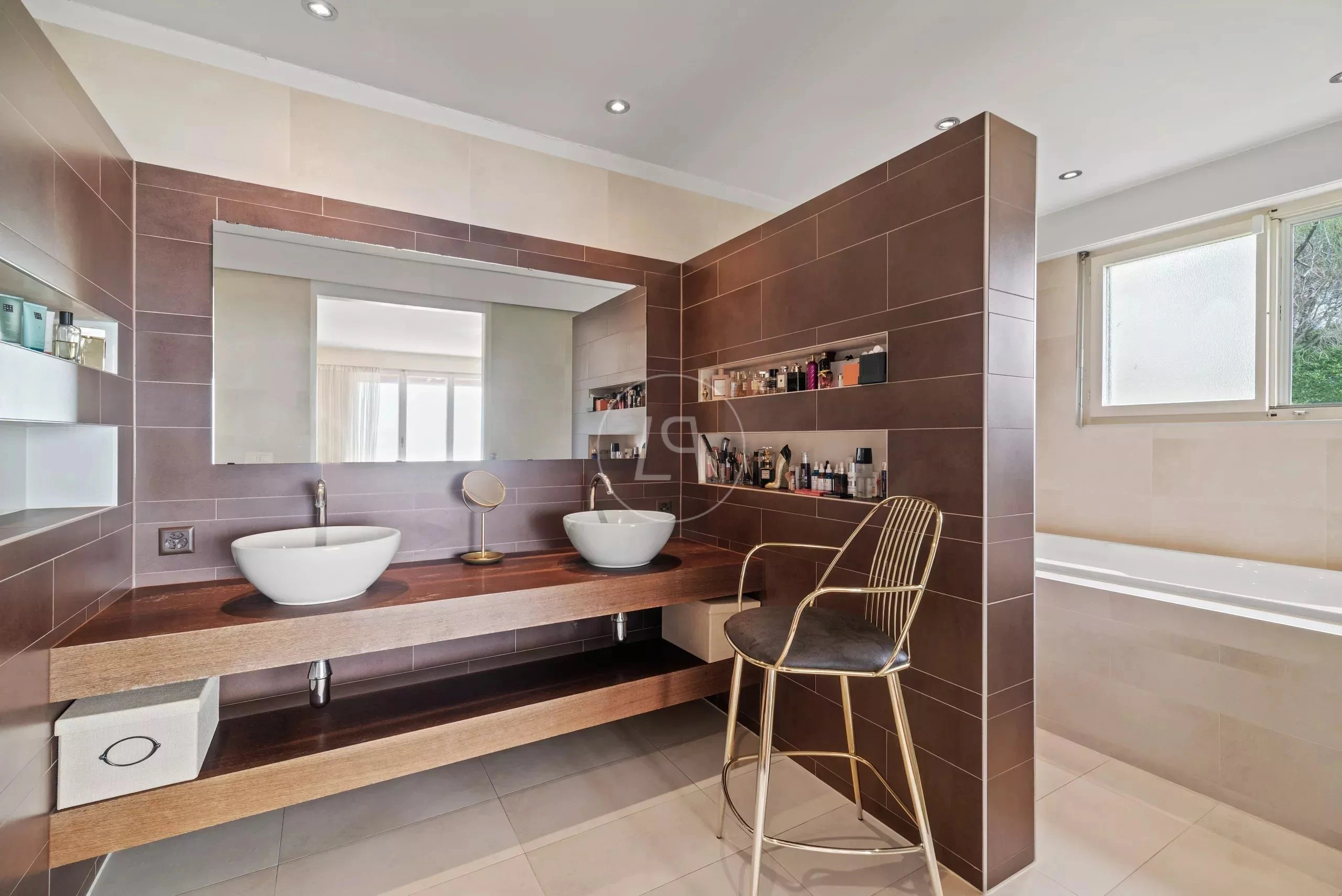 Modernes Badezimmer mit Doppelwaschplatz