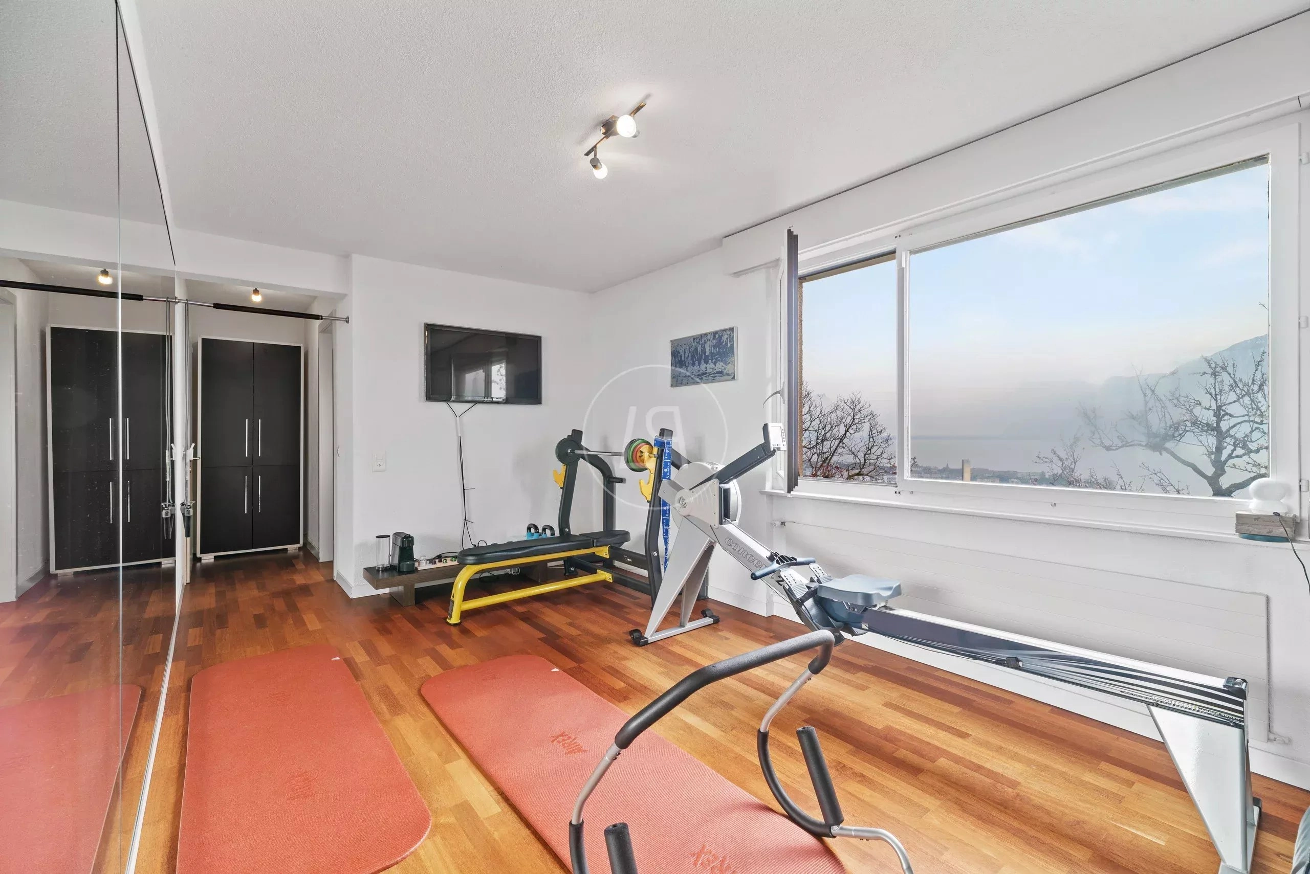Fitnessraum mit Panoramafenster