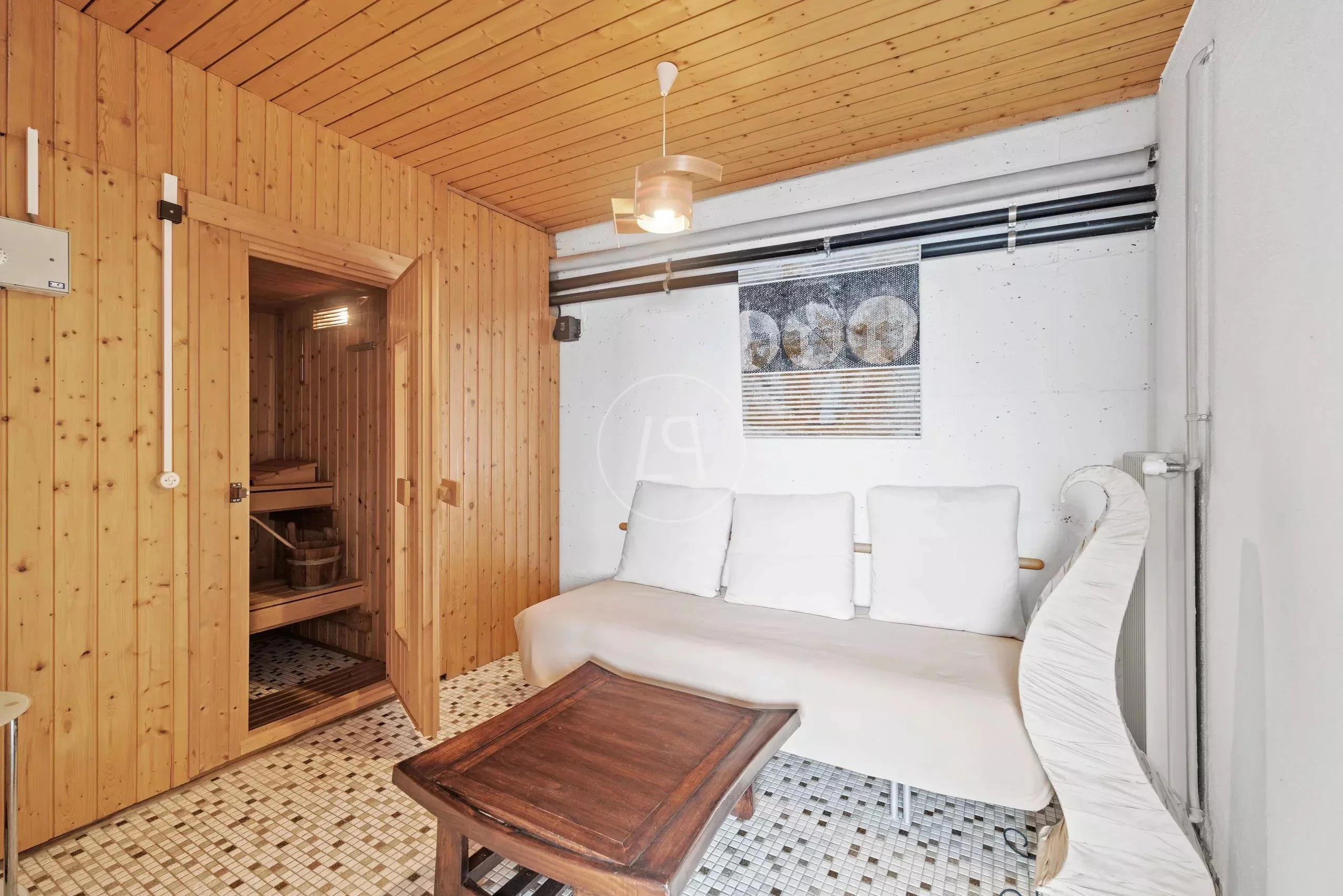Kleine Holzsauna mit Sitzbank