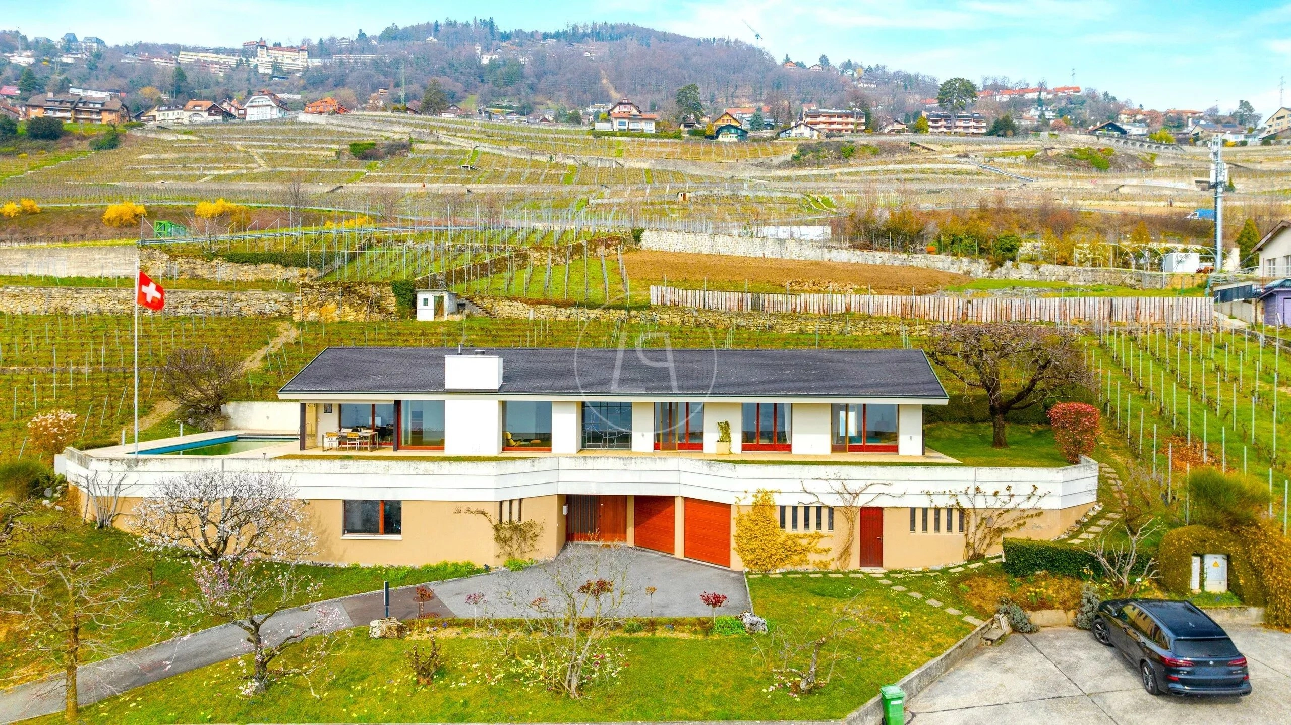Moderne Villa in Hanglage mit Weinberg und Pool