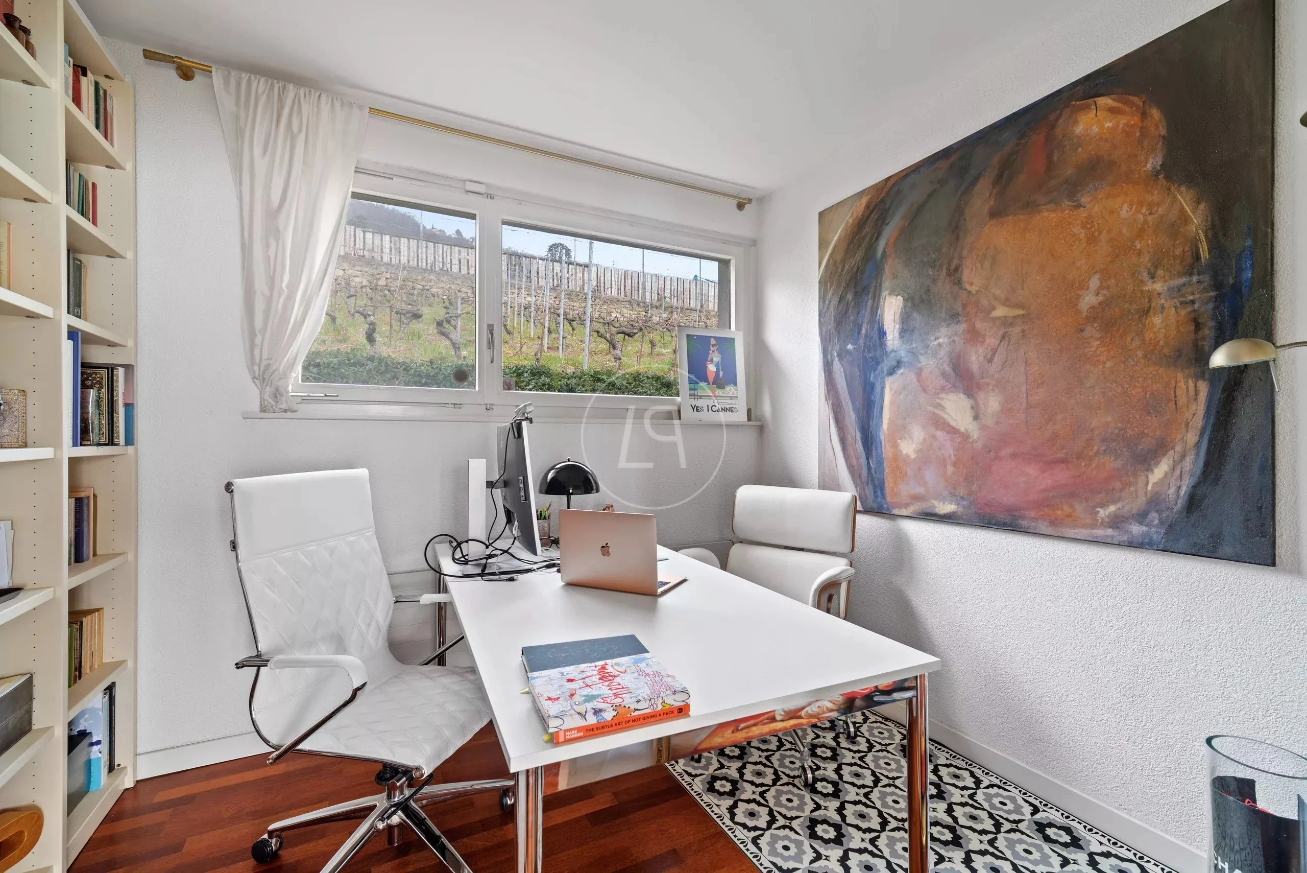 Helles Homeoffice mit Blick ins Grüne