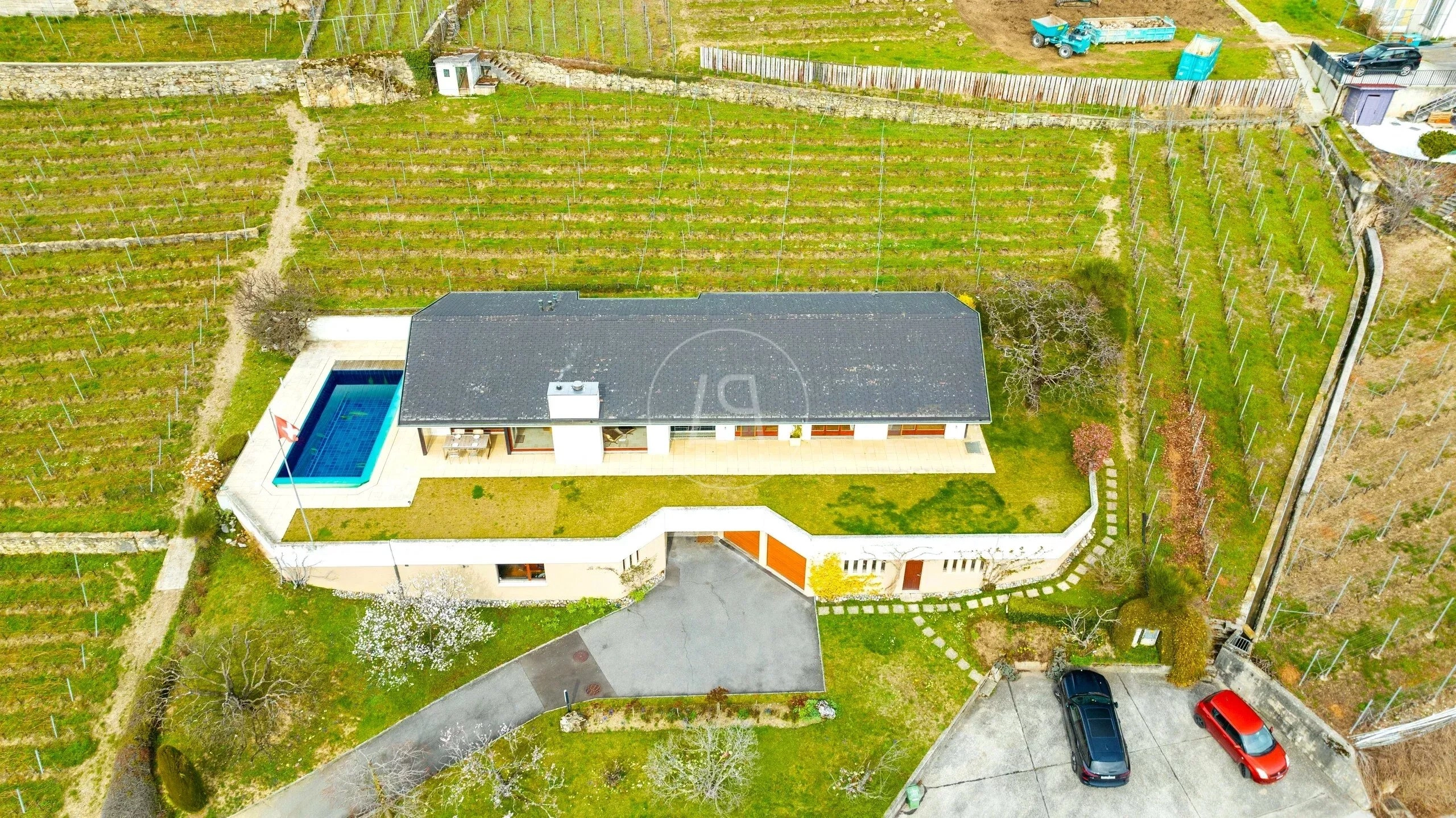 Luftaufnahme eines Anwesens mit Pool im Weinberg