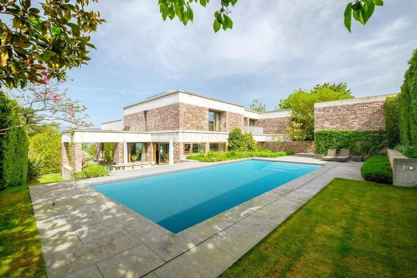 Moderner Garten mit Pool und kubischem Wohnhaus