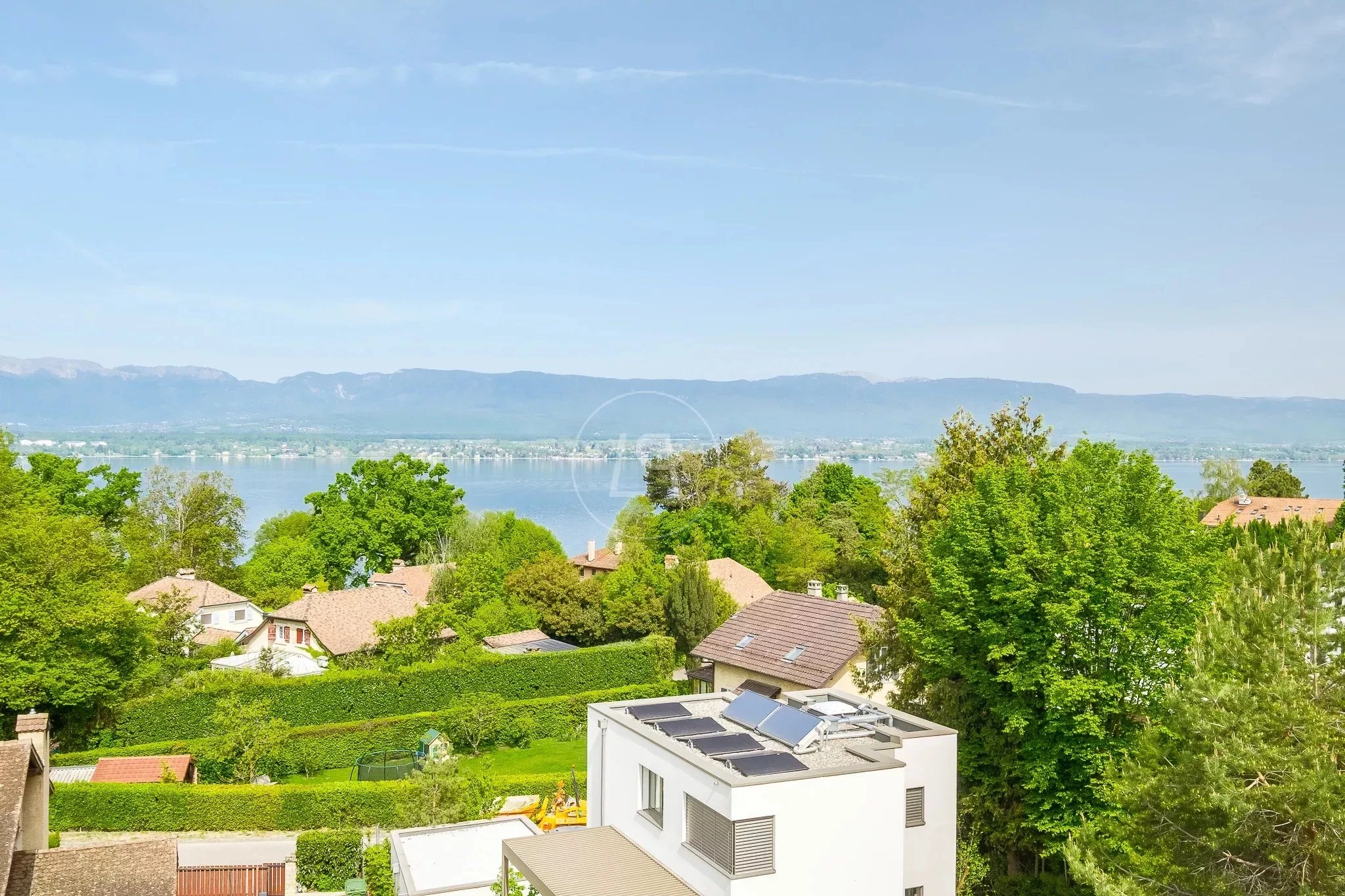 Seeblick über Wohngebiet mit Solardach