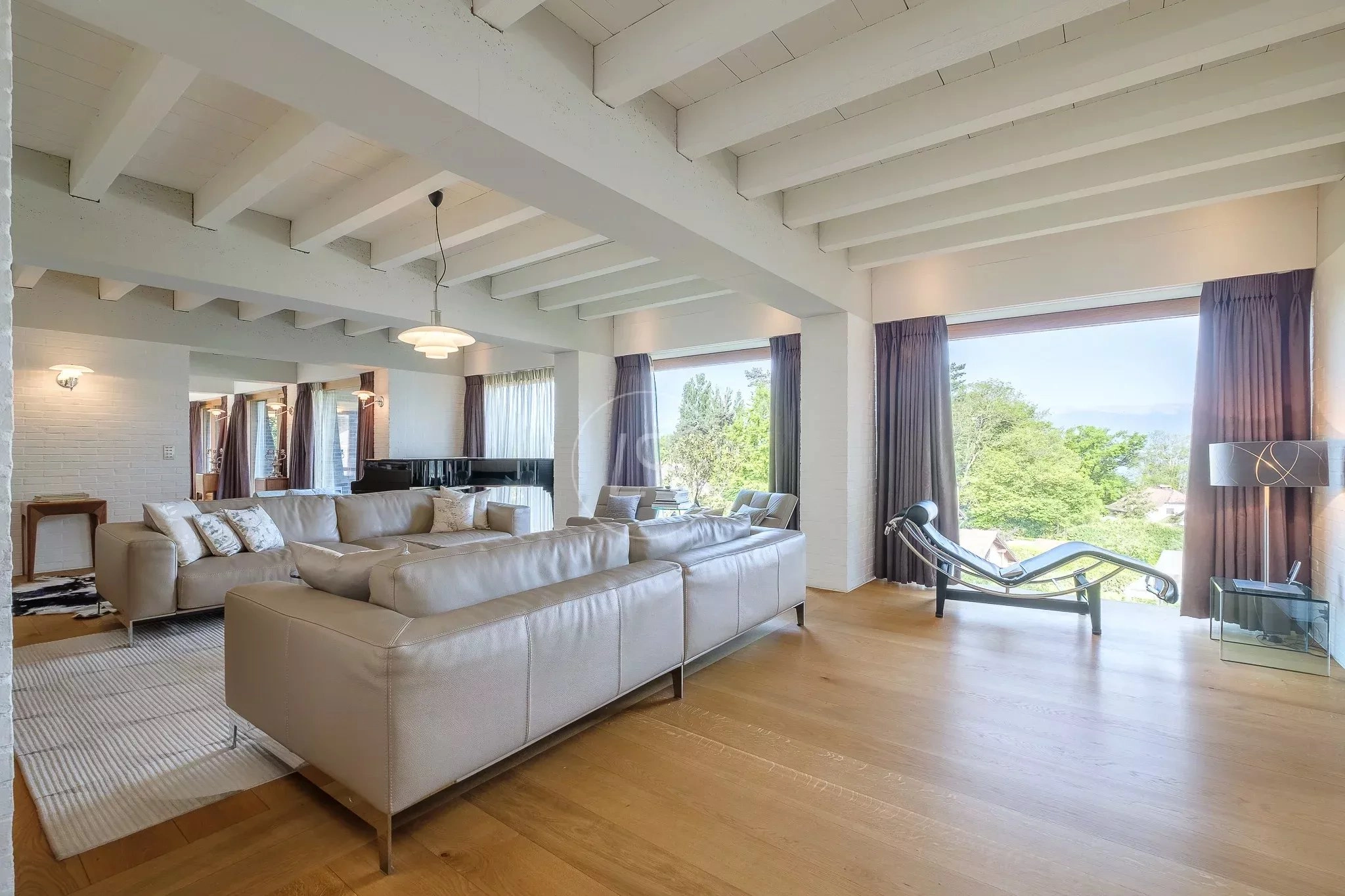 Helles Wohnzimmer mit Panoramafenstern