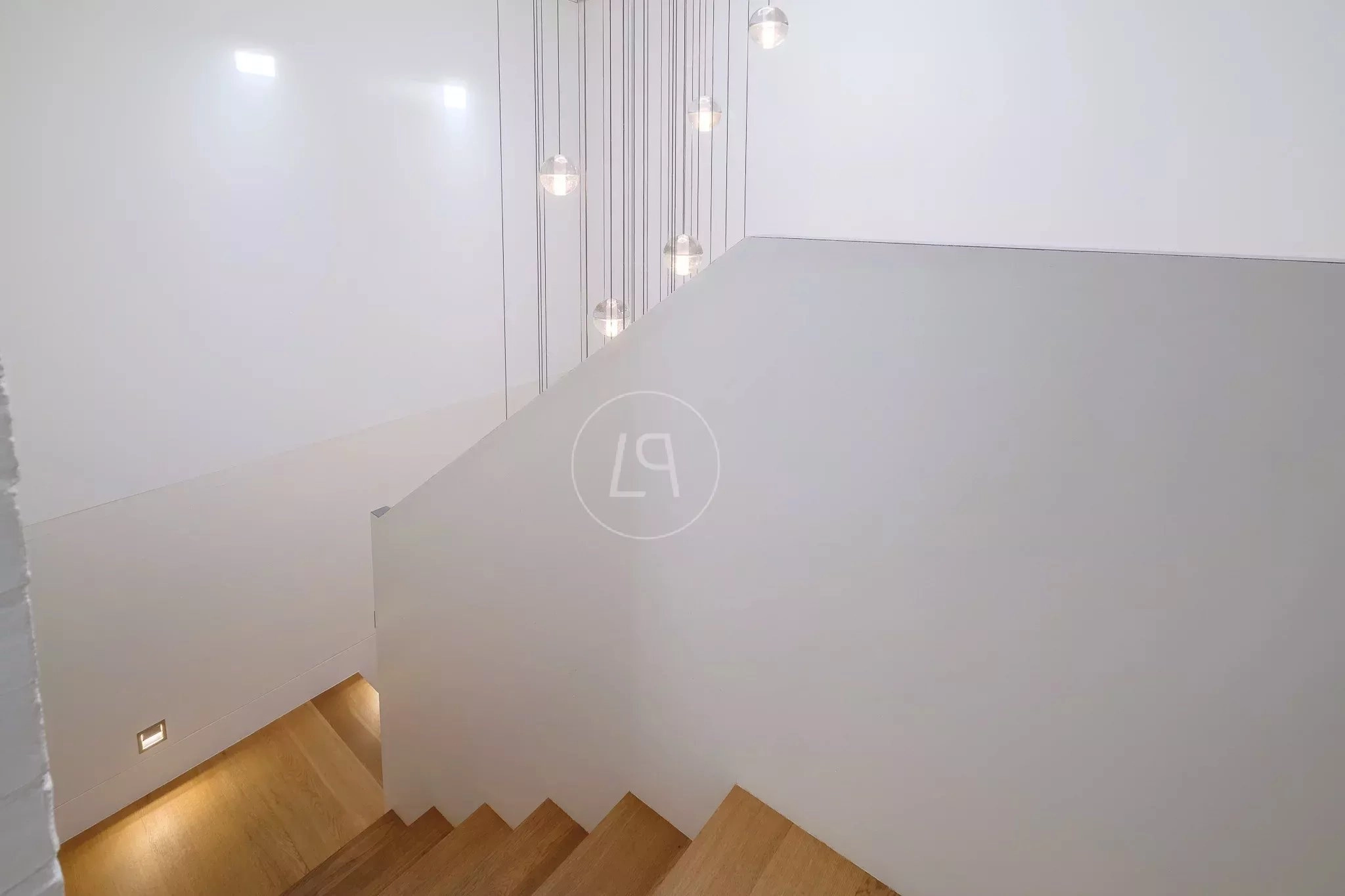 Moderne Treppe mit indirekter Beleuchtung