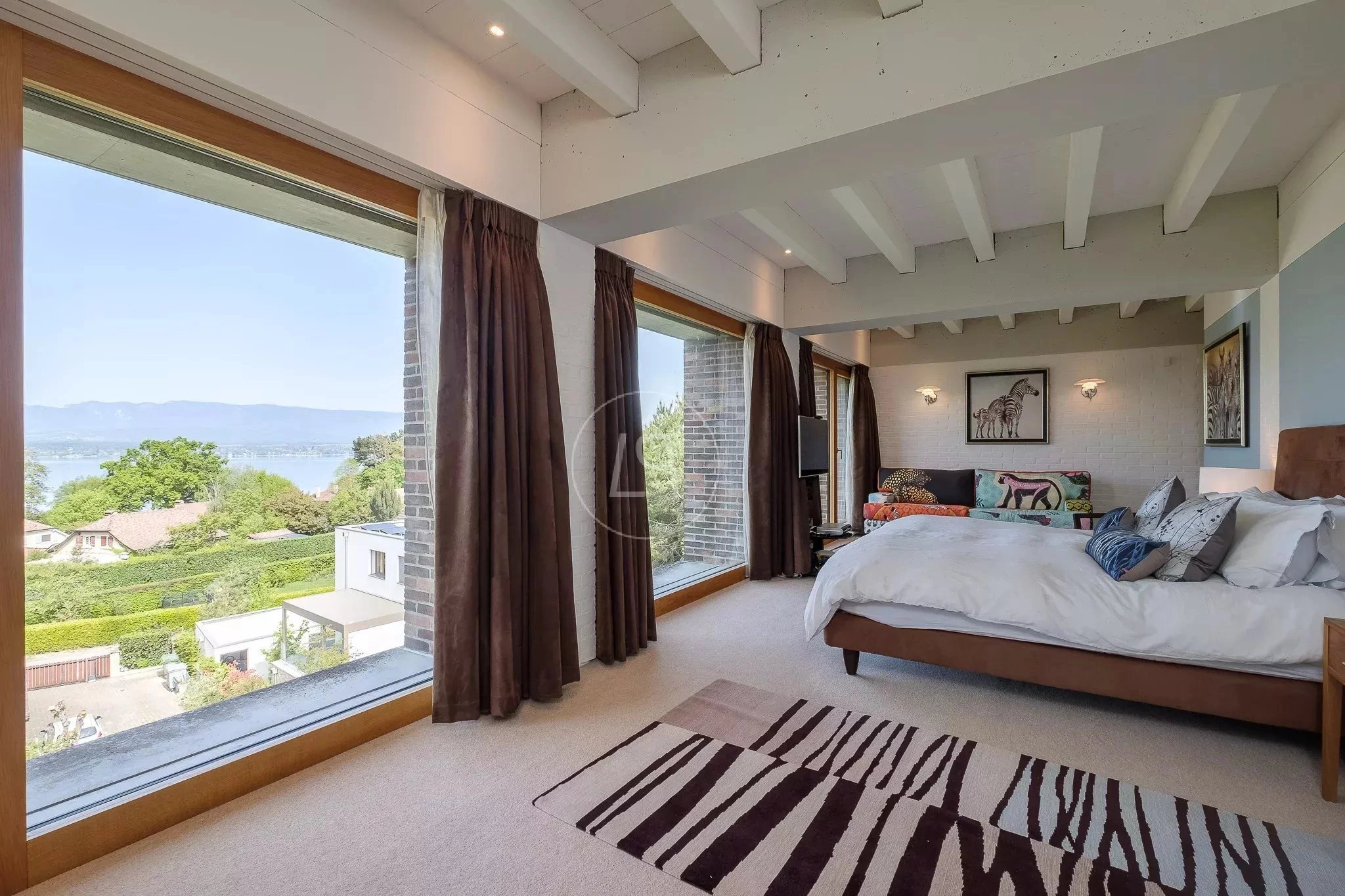 Helles Schlafzimmer mit Panoramablick