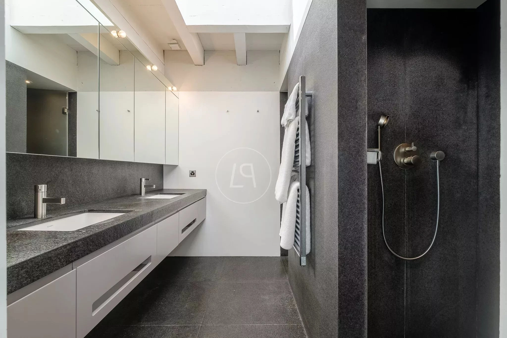 Modernes Bad mit Doppelwaschtisch und Dusche