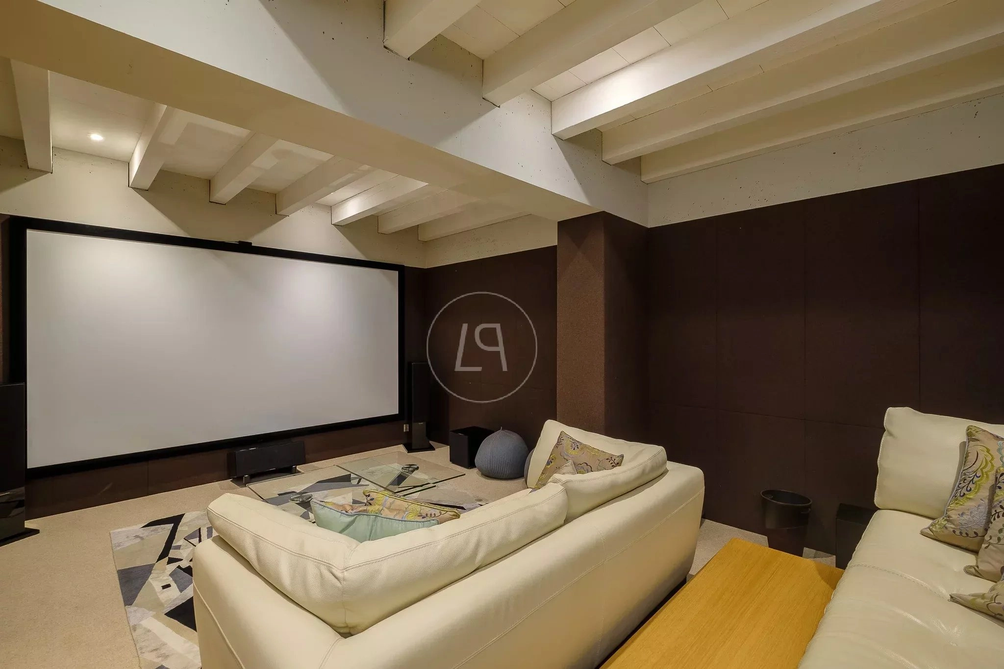Heimkino-Wohnraum mit Projektorwand